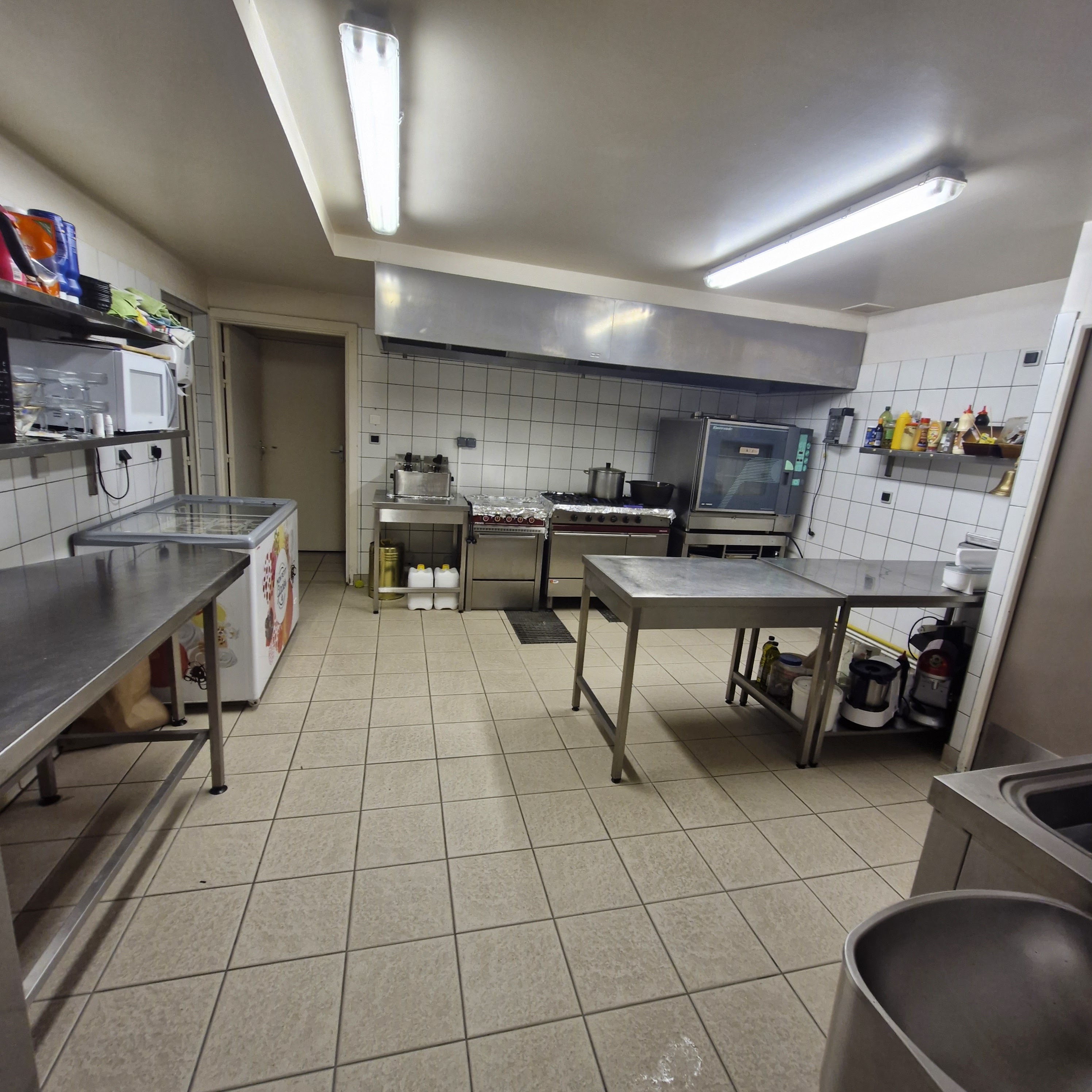 Vente bar restaurant cause retraite 40 couverts jours en moyenne 1 salle 40 places, salle 80 places une terrasse 30 place, une cuisine tout équipé. Pas de travaux à prévoir. Loyer 860€/mois CA 131000 HT en 2025  surface 2100M2 tout au norme (entrée, WC ) prix 55ooo€