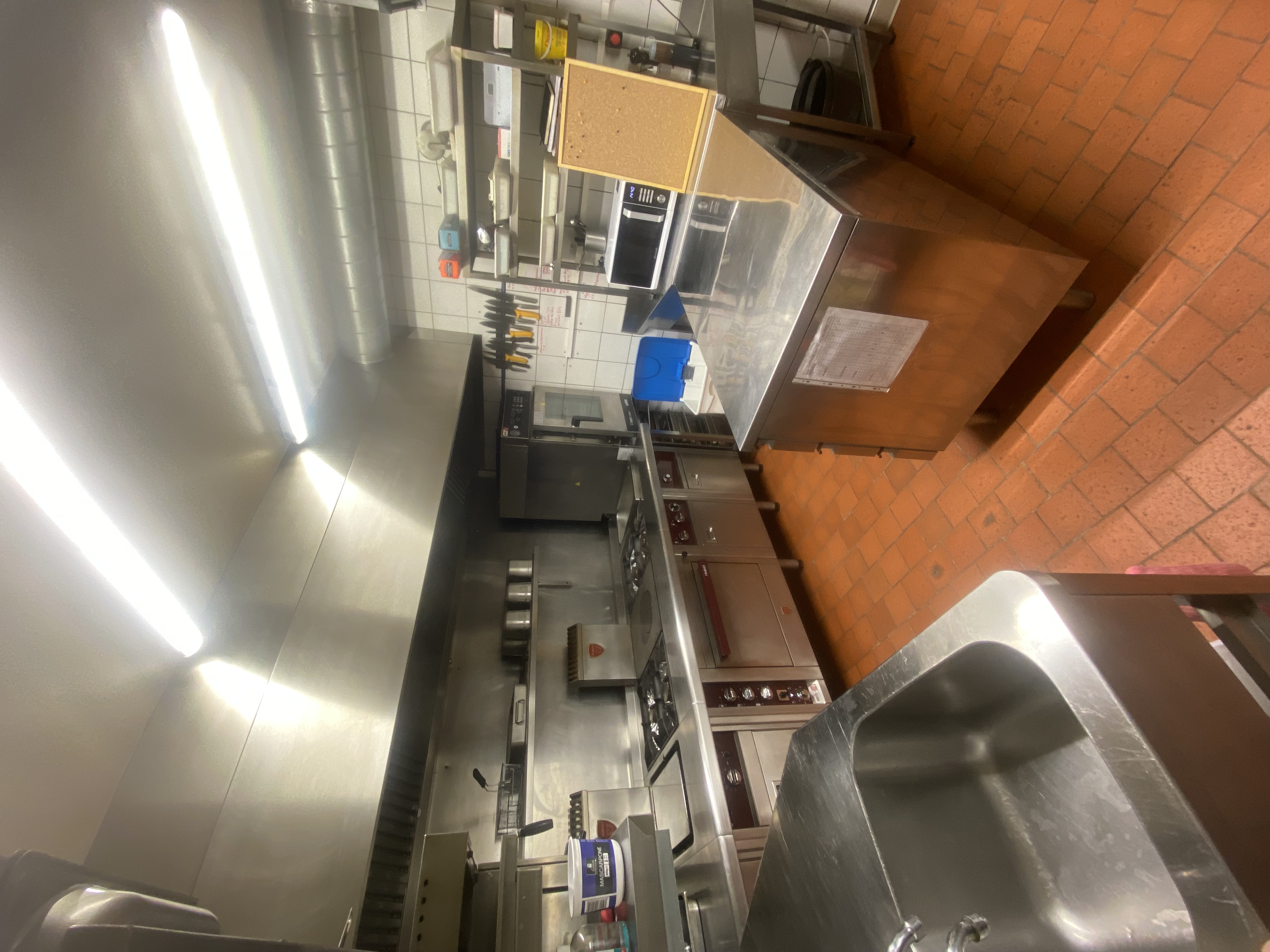Situé au cœur du centre historique du Puy-en-Velay, au pied de la cathédrale et directement sur le passage des pèlerins du chemin de Saint-Jacques-de-Compostelle, le restaurant Le Chamarlenc bénéficie d'un emplacement privilégié alliant forte fréquentation touristique et clientèle locale fidèle.  

Entièrement rénové en 2023, l'établissement est vendu clé en main, prêt à être exploité immédiatement sans travaux à prévoir.  Le restaurant développe une surface d'environ 130 m² et offre une capacité d'accueil d'environ 30 couverts en salle, dans un espace entièrement climatisé. Un droit de terrasse saisonnier permet également d'accueillir une trentaine de couverts supplémentaires durant la période estivale. 

L'outil de travail a été pensé pour une exploitation confortable et efficace avec :  une cuisine professionnelle répartie sur deux espaces distincts ; 
une cave en sous-sol particulièrement pratique pour le stockage ; 
un espace back-office dédié au rangement et à l'organisation ; 
des sanitaires entièrement refaits à neuf ; 
la possibilité de disposer d'une place de parking.  

L'établissement présente un fort potentiel de développement grâce à sa localisation exceptionnelle, sa visibilité et sa réputation déjà établie auprès d'une clientèle régulière et touristique.  

Prix : 130 000, Faire offre possible  

Merci de privilégié les sms 
0659016404 ou 0625321568

Pour toute demande d'information complémentaire ou pour organiser une visite, merci de nous contacter.