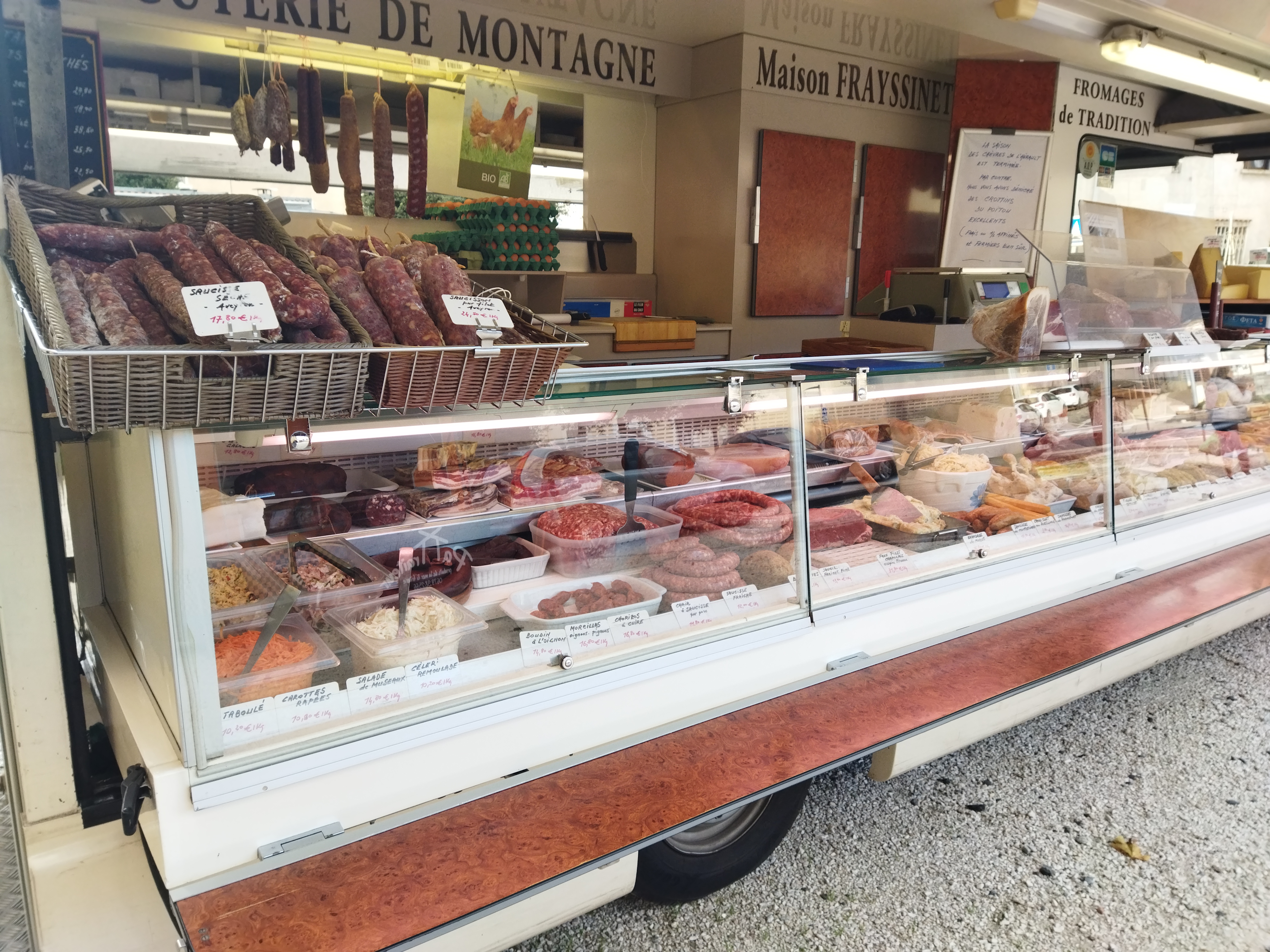 A vendre commerce non sédentaire Charcuterie/fromages
CA HT entre 230 000 et 250 000 sur les cinq dernières années.
Affaire familiale réputée, exploitée depuis deux générations et ayant toujours permis, depuis 1962, de prendre deux salaires moyens.
Clientèle de village extrèmement fidèle et régulière. Pas de concurrence.
4 marchés par semaine (Ma, Me, Jeu, Ven) soit 190 marchés par an.
Le reprenneur aura donc la possibilité :
soit de développer le chiffre en travaillant le week-end
soit de profiter de sa famille et de ses loisirs comme nous l’avons fait depuis toujours.
Camion magasin 6 m de vitrine et réserve froide 4 portes.
Chambre froide et matériel complet permettant de démarrer directement.
Prévoir un local de 60 m2 mini pour camion et chambre froide.
Aucune diplôme ni qualification requise en boucherie. Il s’agit d’acheter et de revendre.
Idéal pour un couple voulant se lancer à son compte.
Possibilité de mener l’affaire seul ou avec un ou une vendeuse pour quelques heures.