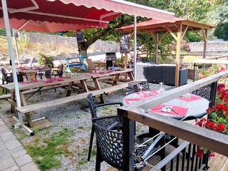 A VENDRE
Un ancien moulin à eau entièrement rénové, conditions d'exploitation et de vie agréable,
soit en toute propriété (850000€ net vendeur) soit en fond de commerce, ou en location gérance.
5 chambres, cuisine pro, salle, terrasse, surface d'exploitation 340M2(intérieure)
Appartement 60M2 attenant