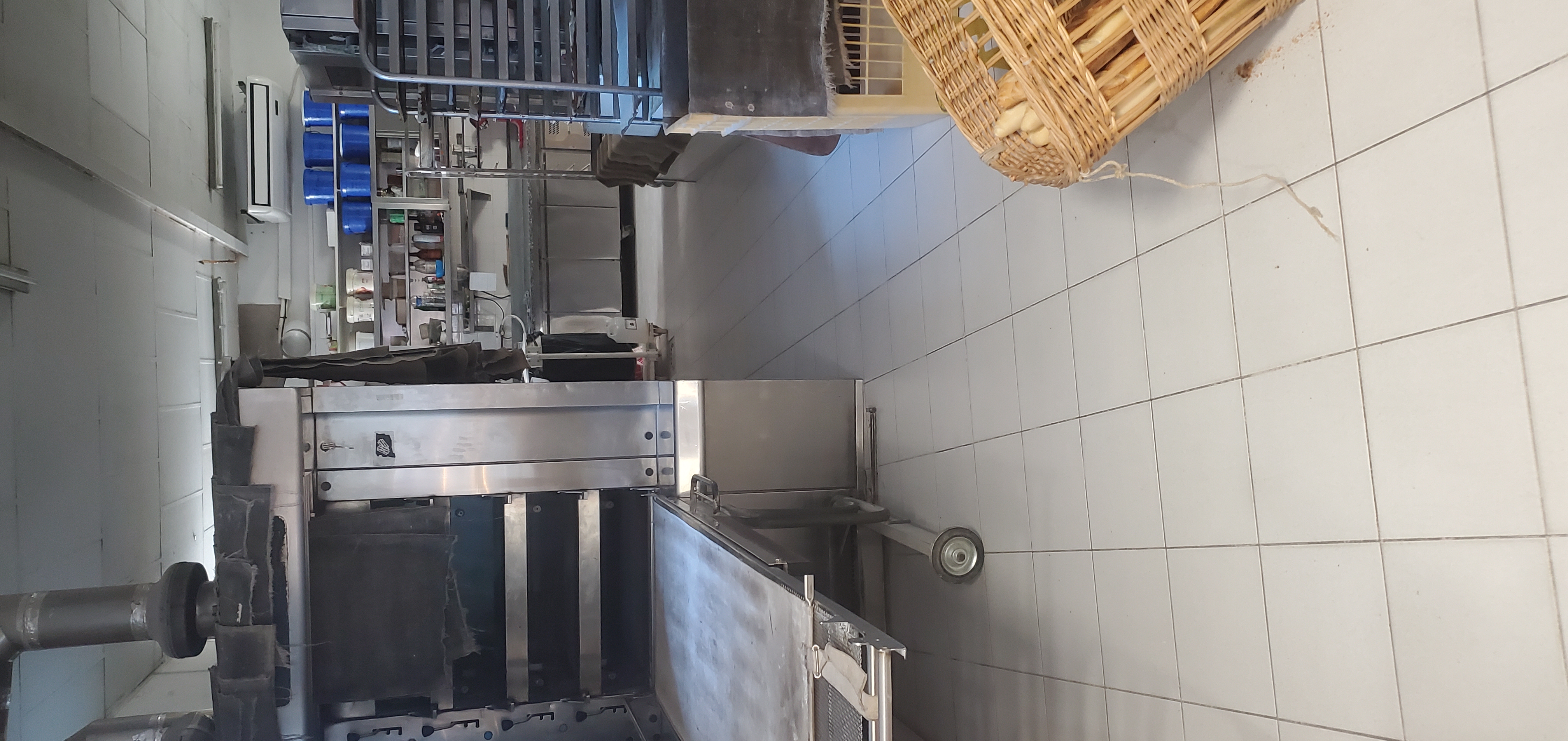 Cause santé preuve à l appuis vend boulangerie Dans le vaucluse à valréas très bien placer avec terrasse autorise par la mairie . Fort potentiel en face de lycée privé école primaire derrière et parking devant la boulangerie four à fioul  très beau laboratoire spacieux  coin snaking coin pâtisserie coin prodution boulangerie et parti cuisson ouvert sur magasin il y a un koma etc , ouvert sur magasin ouvert En 2024 février et en vente cause santé rien à faire
Loyer 1200 euro ttc tva récupérable et sans logement