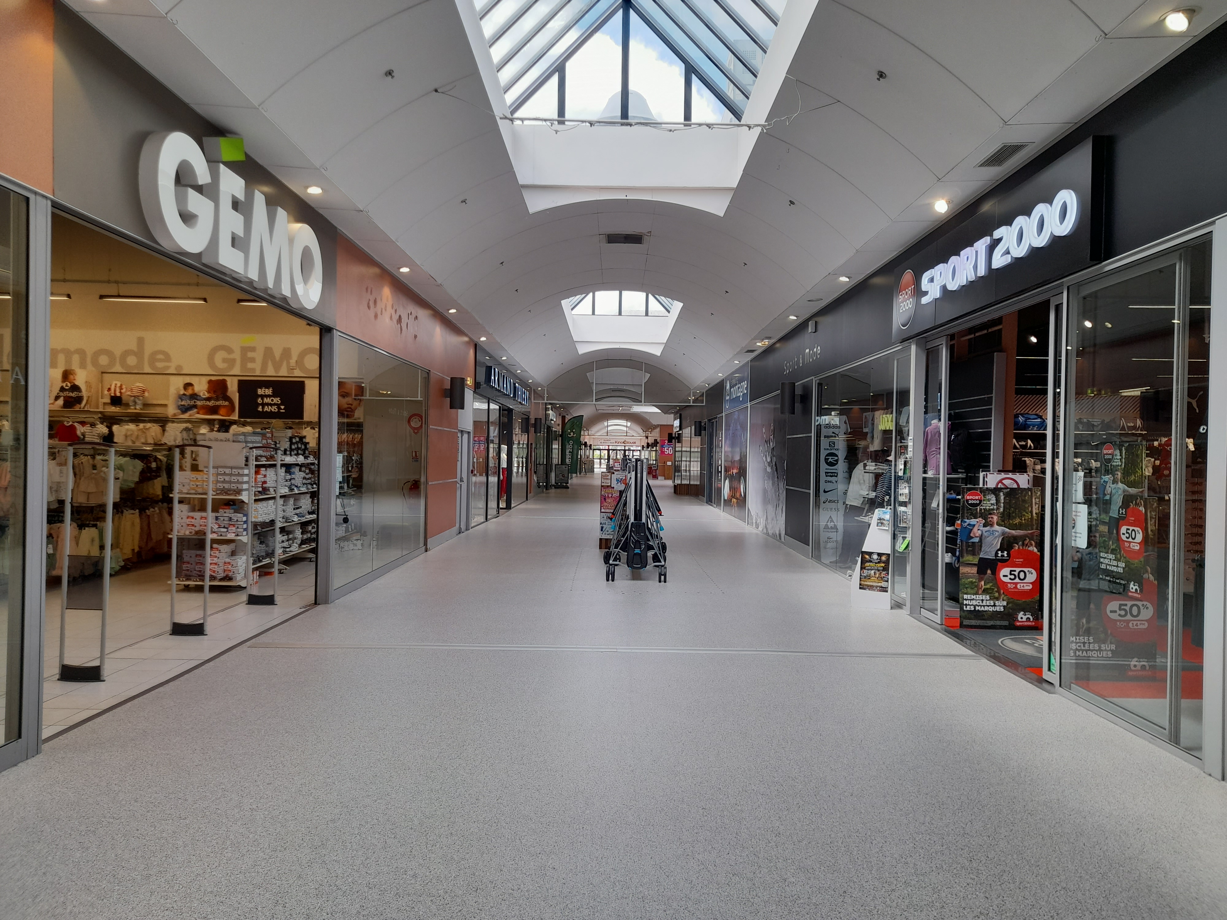A reprendre dans une ville de 12000 habitants chef-lieu de département, local commercial de 420m2 idéalement situé sur l'unique zone commerciale de Mende au cœur de la halle ramilles.
Location : 50 000€ annuel
Prix de vente : 590 000€ net vendeur.