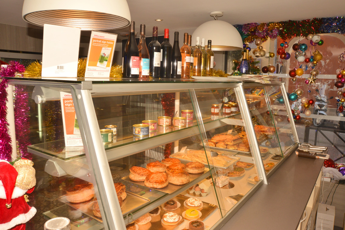 Particulier vend boulangerie à VILLEFRANCHE SUR MER - COTE D'AZUR
jolie clientèle de bonne renommée, boutique et fournil refaits à neuf en 2015. Appartement 3P à l'étage. Pas de salariés.