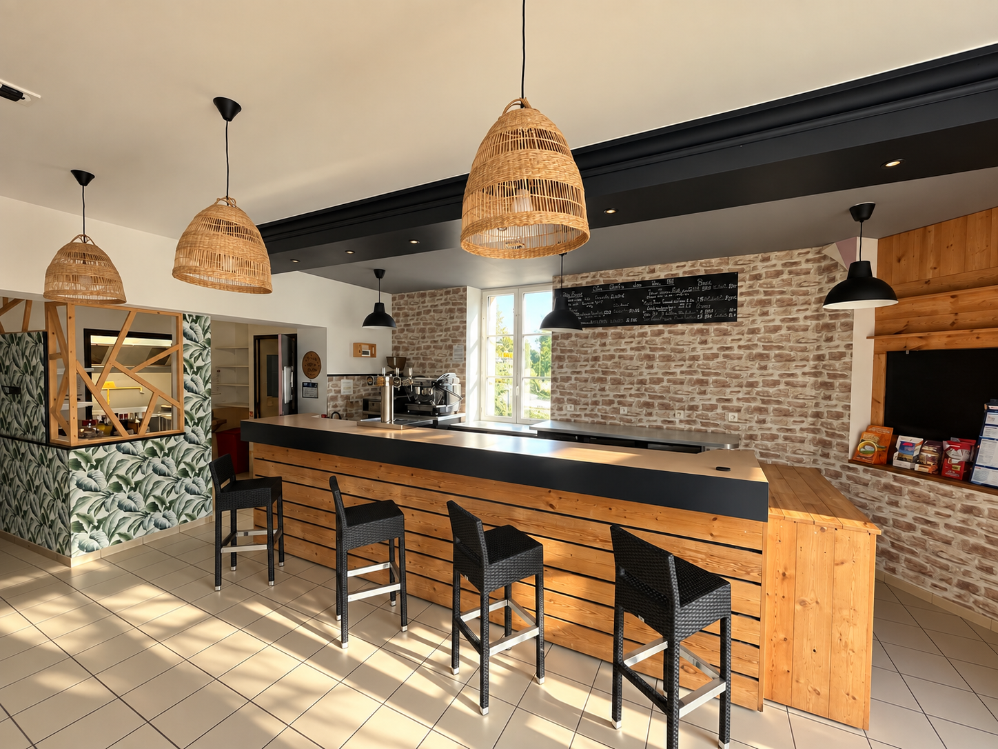 La commune de Francueil lance un appel à candidatures pour la reprise et l'exploitation du Café de Francueil situé au cœur du village.
Propriétaire des murs, la commune souhaite confier l'exploitation de cet établissement à un professionnel ayant une expérience en la matière, capable de développer un véritable lieu de vie, de rencontre et de convivialité.
Le projet prendra la forme d'une location.

L'établissement bénéficie notamment :
●	D’une Licence IV ;
●	D’un emplacement central ;
●	D’un potentiel de développement important ;
●	D’une clientèle locale et touristique ;
●	Du soutien et de l'accompagnement de la commune dans sa relance.

Le commerce dispose d'une surface d'exploitation d'environ 98,50 m².

La location sera consentie pour une durée initiale de 12 mois, renouvelable selon les conditions prévues au contrat.
Afin d'accompagner le lancement de l'activité et de favoriser la réussite du projet, la commune met en place un loyer progressif :
●	Année 1 : 100 € par mois
●	Année 2 : 200 € par mois
●	Année 3 : 350 € par mois
●	À compter de la 4ᵉ année : loyer révisé selon l'indice des loyers commerciaux (ILC) en vigueur.