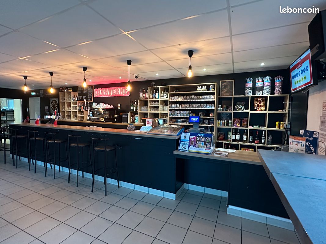 🍻 À VENDRE – LA TAVERNE – BAR / TABAC / RESTAURANT 🍽️

📍Affaire saine et pouvant être fortement développée

Vous recherchez une affaire clé en main, avec une clientèle fidèle et de nombreuses possibilités de développement ?
La Taverne est une adresse conviviale et chaleureuse qui ne demande qu’à poursuivre son histoire avec un nouveau projet.

✨ Les atouts de l’établissement :
• 🍺 Activité bar – tabac – restaurant 32 couverts
• 🏡 Établissement chaleureux et convivial
• 🍽️ Cuisine professionnelle équipée
• 🌿 Espace extérieur / terrasse
• 👥 Clientèle locale
• 📈 Chiffre d’affaires intéressant et potentiel de développement
• 🔑 Affaire vendue avec son matériel et ses équipements
• 🚀 De nombreuses possibilités pour développer encore l’activité : restauration, animations, soirées, événements, privatisations…

Une affaire particulièrement intéressante pour un couple ou un professionnel souhaitant reprendre un commerce avec une activité existante et un réel potentiel.
Aucuns travaux à prévoir tout a été refait en 2024!
Loyer très intéressant, la mairie est propriétaire des murs.

💰 Prix de vente : 77 000 €

📞 Renseignements complémentaires et visites sur demande.
Les informations financières et les conditions de reprise seront communiquées aux personnes réellement intéressées.

📩 N’hésitez pas à me contacter en privé pour échanger sur le projet.

Une belle affaire à découvrir !
