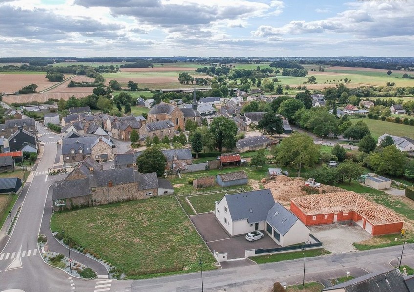 La commune lance un appel à manifestation d'intérêt pour la création d'un bar-restaurant-commerce multi-services en cœur de bourg. Local au croisement de deux routes départementales, 46 couverts + 12 en terrasse, bail commercial 3-6-9 à 600 € HT/mois (avec possibilité de louer un logement T3 attenant).

Le projet conviendrait idéalement à un couple ou 2 associés, expérimentés en restauration, prêts à s'investir dans la vie locale. Et le cadre est là pour réussir !

Bruc-sur-Aff, c'est un village à 20 minutes de Redon, 30 minutes de Rennes, avec une école de 107 élèves, des salles associatives et un vrai bassin de vie. Un commerce qui manque, une commune qui s'engage : c'est une belle aventure entrepreneuriale à saisir au cœur de notre territoire. ✨

Le local sera disponible dès le premier trimestre 2027. Les dossiers sont à déposer avant le 15 septembre 2026. Le porteur de projet sera sélectionné en octobre. 

➡️ Pour plus d'informations et recevoir le dossier complet, merci de remplir le formulaire suivant : https://framaforms.org/demande-dinformations-opportunite-bruc-sur-aff-1780039356