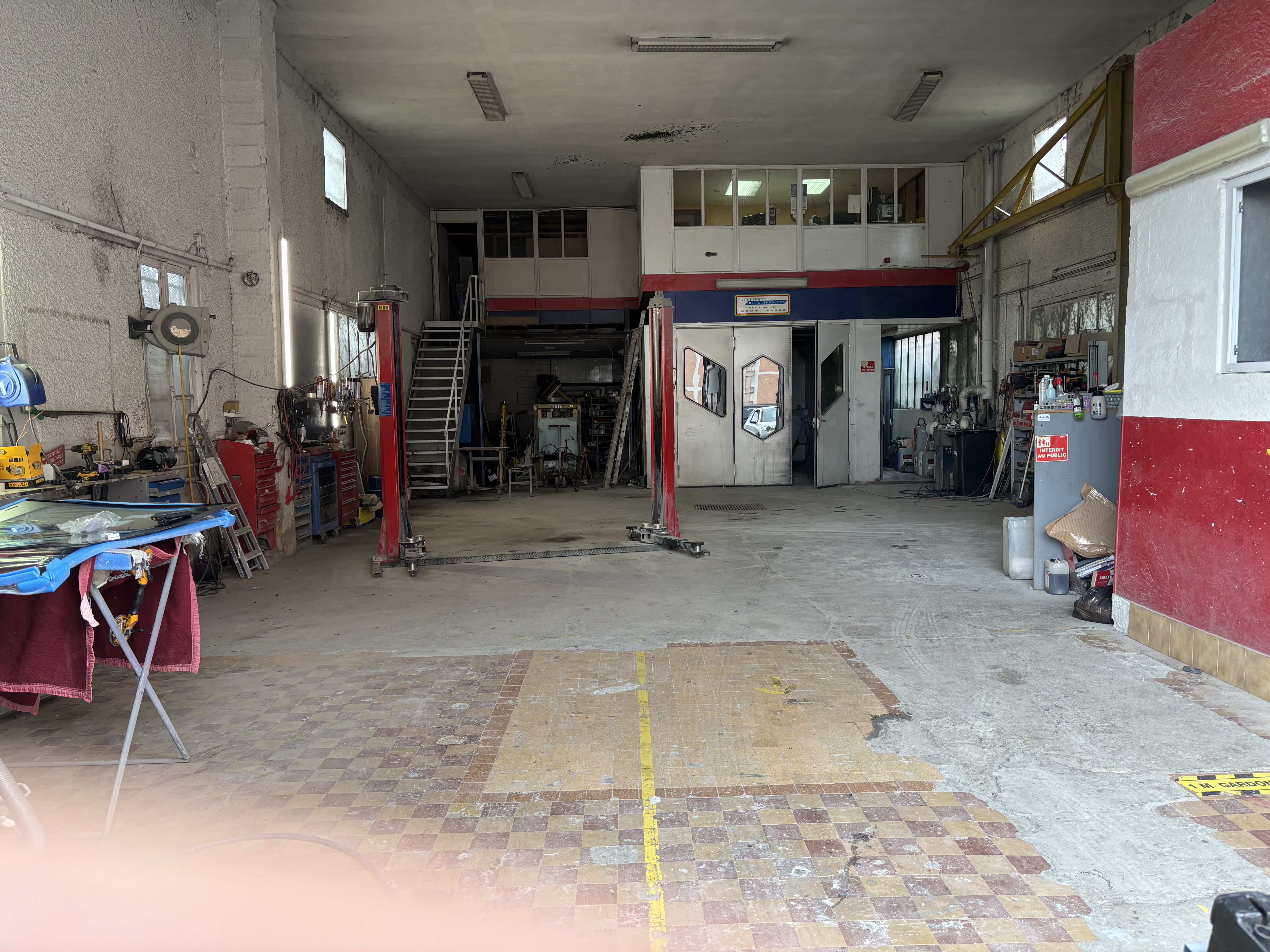 Carrosserie automobile (Bâtiment et fond de commerce)

Dans le centre de Gueugnon, proche des commodités et de l'animation locale, découvrez cette carrosserie à vendre (murs + fonds de commerce), idéal pour une reprise d'activité.
Entretenu et en bon état, ce commerce bénéficie d'une belle visibilité sur la place principale, et se positionne en monopole sur le marché de la carrosserie à Gueugnon et dans les villages environnants.
Surface optimisée, agencement pratique et faibles travaux à prévoir. Opportunité rare sur le marché local !