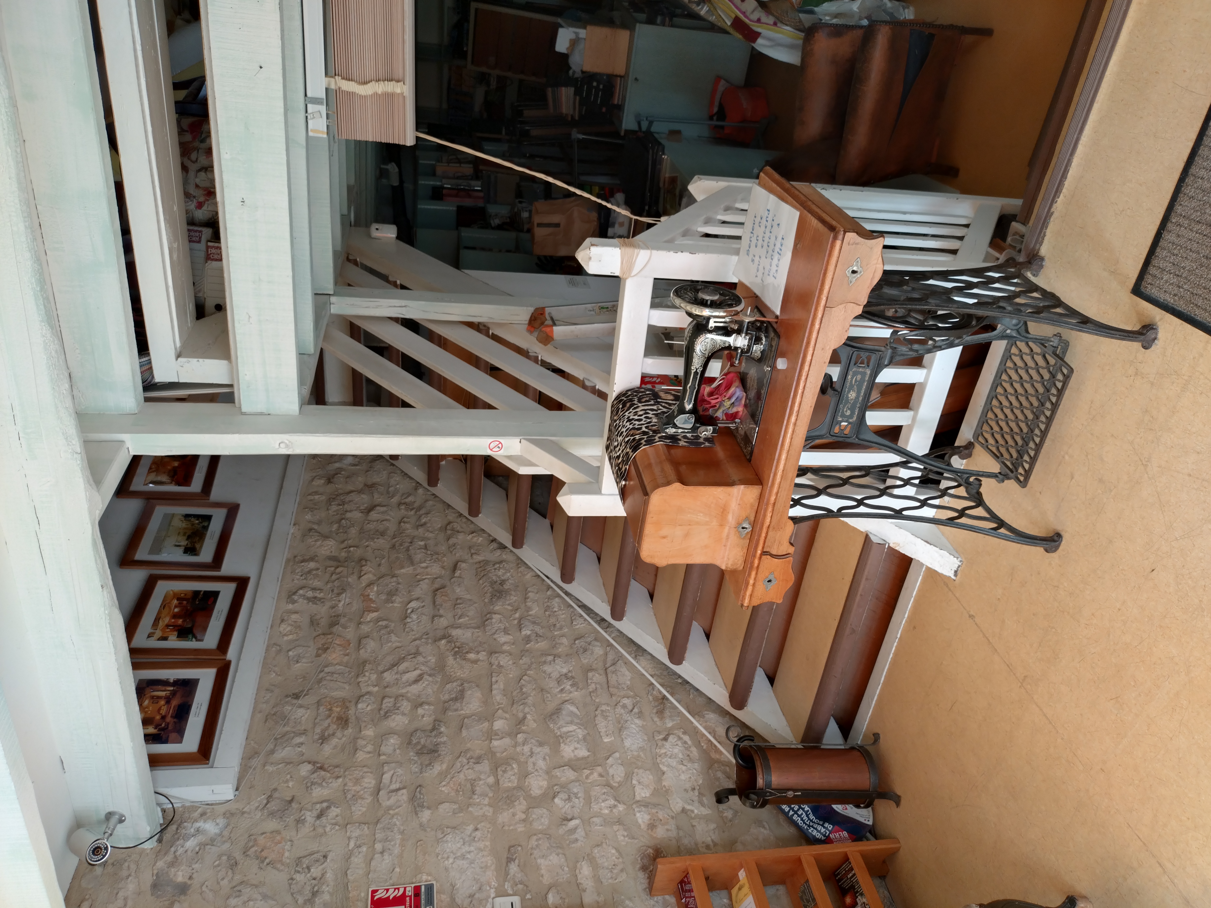 Atelier Tapissier Décorateur Mur + Fond
Atelier sur 2 niveau 2 x 130 m² Showroom en RDC et Atelier à l'étage 
1 atelier couture et un atelier siège avec espace de stockage .
Situé sur axe passant 
Bon Chiffre d'affaire, clientèle fidèle.
Accompagnement assuré . (Départ retraite )