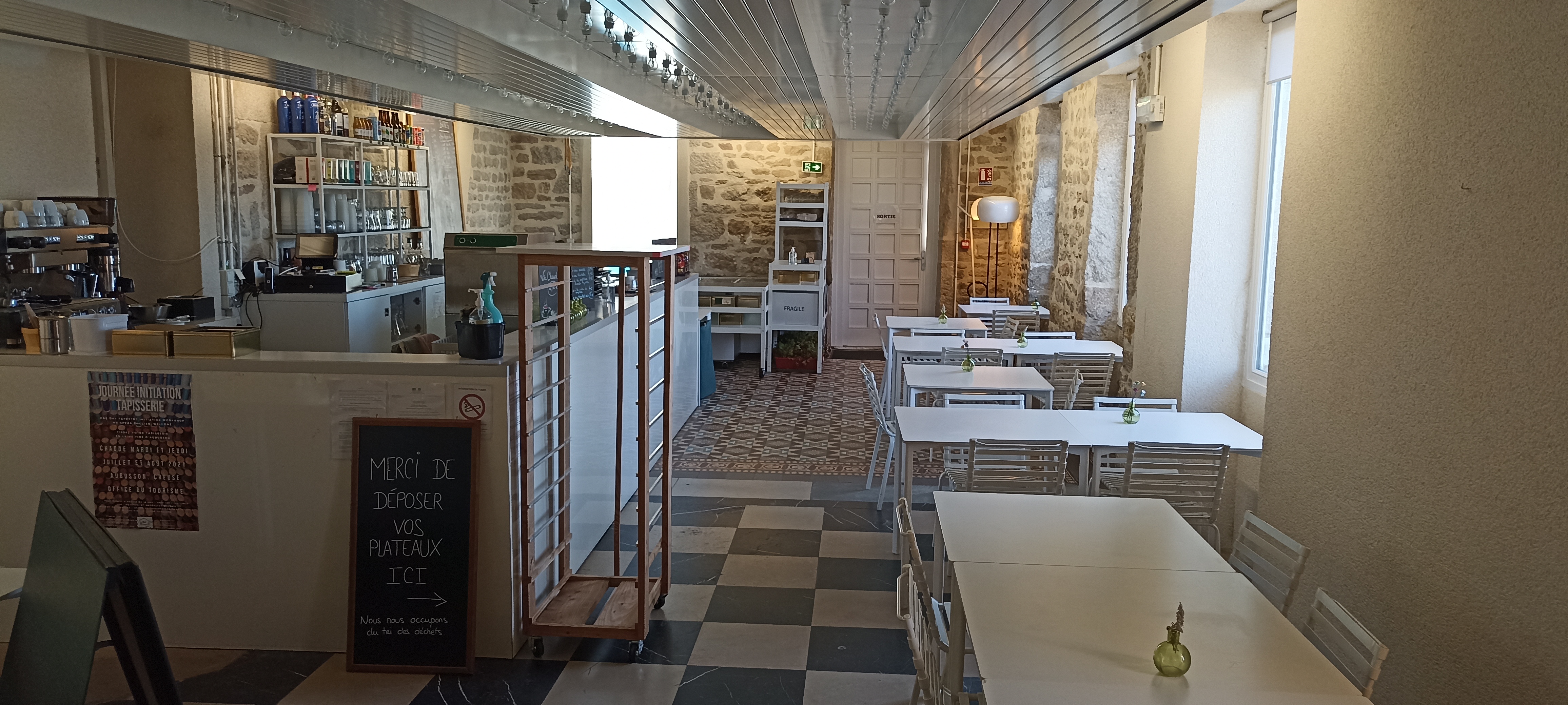 La Région Nouvelle-Aquitaine lance un Appel à Manifestation d’Intérêt, à la recherche d'un professionnel pour l’exploitation d’un café-restaurant situé au sein du château de l’île du Lac de Vassivière. 

Localisation :  

Le site se trouve au niveau de Lac de Vassivière, situé à cheval sur les départements de la Creuse et de la Haute-Vienne. L’île de Vassivière, d’une superficie totale de 70 hectares, participe au rayonnement d’un lac touristique attirant jusqu’à 200 000 personnes pendant l’été. Le château, dont l’usage est séparé entre le café/restaurant et une résidence d’artistes, est d’une surface totale de 720 m².

Accessibilité : 

Le site se trouve sur l'axe Limoges-Clermont-Ferrand et est accessible :

- Par la route : A20/Limoges, puis sortie 35 directions Eymoutiers ; à Eymoutiers suivre Beaumont-du-Lac, lac de Vassivière, île de Vassivière ;
- Par train : correspondance à Limoges pour Eymoutiers / lac de Vassivière ;
- Par avion : à partir de l'aéroport international de Limoges.

Caractéristiques du bien : 

Au titre de cette exploitation, la Région Nouvelle-Aquitaine met à disposition un local de 140 m² réparti comme suit :
-Salle de restauration et bar pour 40 personnes, 82 m²
-WC, 5 m²
-Cuisine aménagée, 29 m²
-Réserve, 13 m²
-Vestiaire, 4 m²
-Circulation entre cuisine et réserve, 7 m²

Pour l’exercice de son activité, l’occupant est autorisé à installer une terrasse extérieure sur l’espace stabilisé circonscrit à l’avant du restaurant, face au lac.
Du matériel de cuisine et mobilier sera mis à disposition du délégataire.