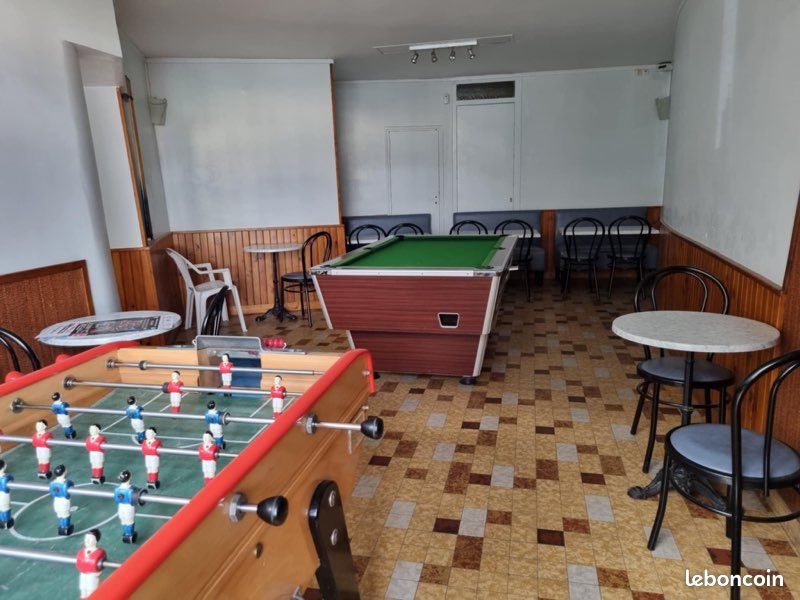 Bar 195 m² MONDOUBLEAU

Fond de commerce bar PMU FDJ.

Composition :

Une salle principale d’environ 50 places assises.
Une pièce de jeux avec billard, babyfoot et jeu de fléchettes.
Une terrasse extérieure de 30 places .

Chiffres d'affaires en progression.

En plein cœur du village avec place de parking autour et autres commerces.

Les horaires sont : 7h - 20h, fermé le mercredi et dimanche après-midi.

Le loyer pour le local commercial et l'habitation est global pour un montant de de 706€ TTC

Le logement est composé de trois chambres, un bureau, une salle de bains, une grande pièce, une cuisine et une cave.
Le local commercial vient d’être rénové entièrement.

Développement possible avec la petite partie « restauration » actuellement uniquement sur réservation pour des habitués.

Cause de la vente :Départ à la retraite

Non soumis au DPE