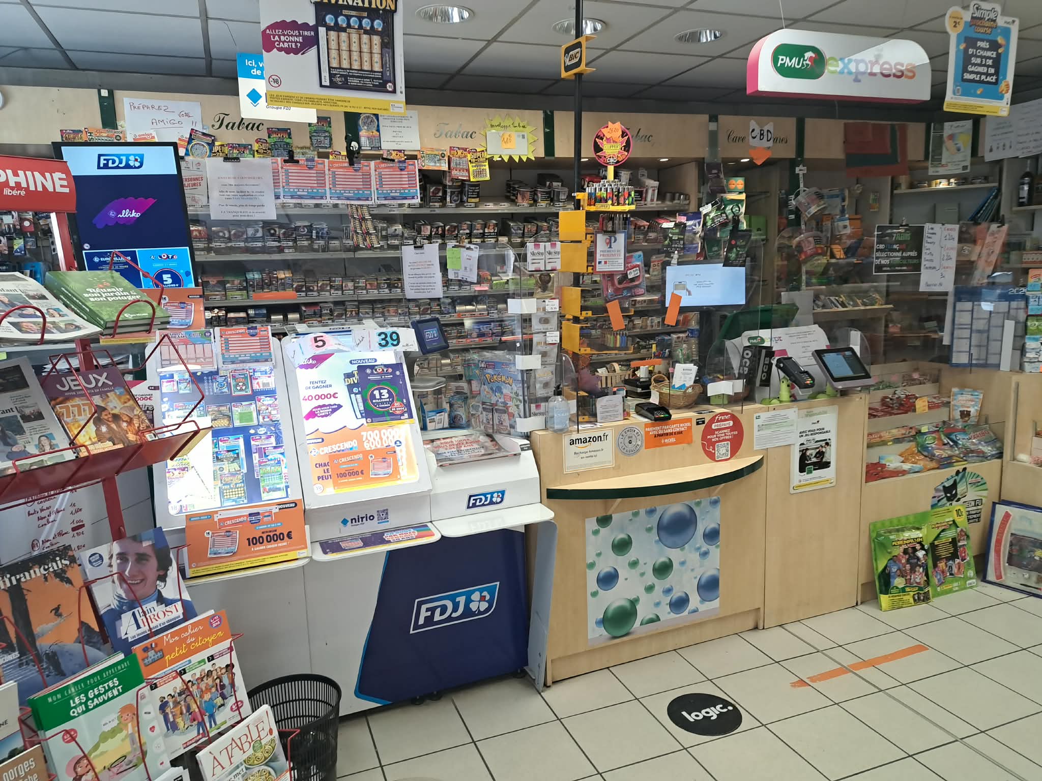 🔥 TABAC – FDJ – PMU – PRESSE | EMPLACEMENT N°1 | FORT POTENTIEL 🔥

📍 Le Teil (Ardèche) – à 15 min de Montélimar / 30 min de Valence

🚨 OPPORTUNITÉ RARE – DÉPART À LA RETRAITE EFFECTIF (fermeture envisagée)
Commerce exploité depuis +15 ans, à reprendre rapidement – prix attractif.

💼 LE COMMERCE

Situé au cœur d’une commune dynamique de 9 000 habitants, ce Tabac – Presse – FDJ – PMU bénéficie d’un :
✔ Emplacement central avec fort passage
✔ Excellente visibilité (façade rénovée récemment)
✔ Environnement commerçant (boulangerie, bar, restaurant, pharmacie…)
✔ Stationnement facile + arrêt minute devant

📊 SURFACE & ÉQUIPEMENTS

Surface de vente : 75 m²
Réserve : 10 m²
2 vitrines – 17 mètres linéaires presse (60 m développés)
Local sécurisé : coffre, alarme, vidéosurveillance, rideaux métalliques, vitres anti-effraction
Matériel récent : caisse (2024), copieur / scanner / mail

🛍️ ACTIVITÉS

Tabac
FDJ / Loto / Amigo
PMU + borne express
Presse
CBD
Carterie, cadeaux
Confiserie, boissons
Licence 3 (vente à emporter)
Compte Nickel

👉 Activité complète + revenus diversifiés

🚀 FORT POTENTIEL DE DÉVELOPPEMENT

De nombreuses pistes pour augmenter le chiffre d’affaires :
Élargir les horaires
Développer relais colis
Renforcer offre e-liquides / chicha
Développer produits à marge (cadeaux, souvenirs, snacking…)

👉 Commerce sain, avec potentiel immédiat de croissance

💰 CONDITIONS

Loyer attractif
Bail 3/6/9 renouvelé
Prix de vente : à débattre

👤 PROFIL IDÉAL

✔ Couple ou repreneur motivé
✔ Projet de reconversion
✔ Commerçant souhaitant développer un point de vente à fort potentiel

📞 Contact direct par téléphone pour plus d’informations ou organiser une visite
👉 Opportunité à saisir rapidement !