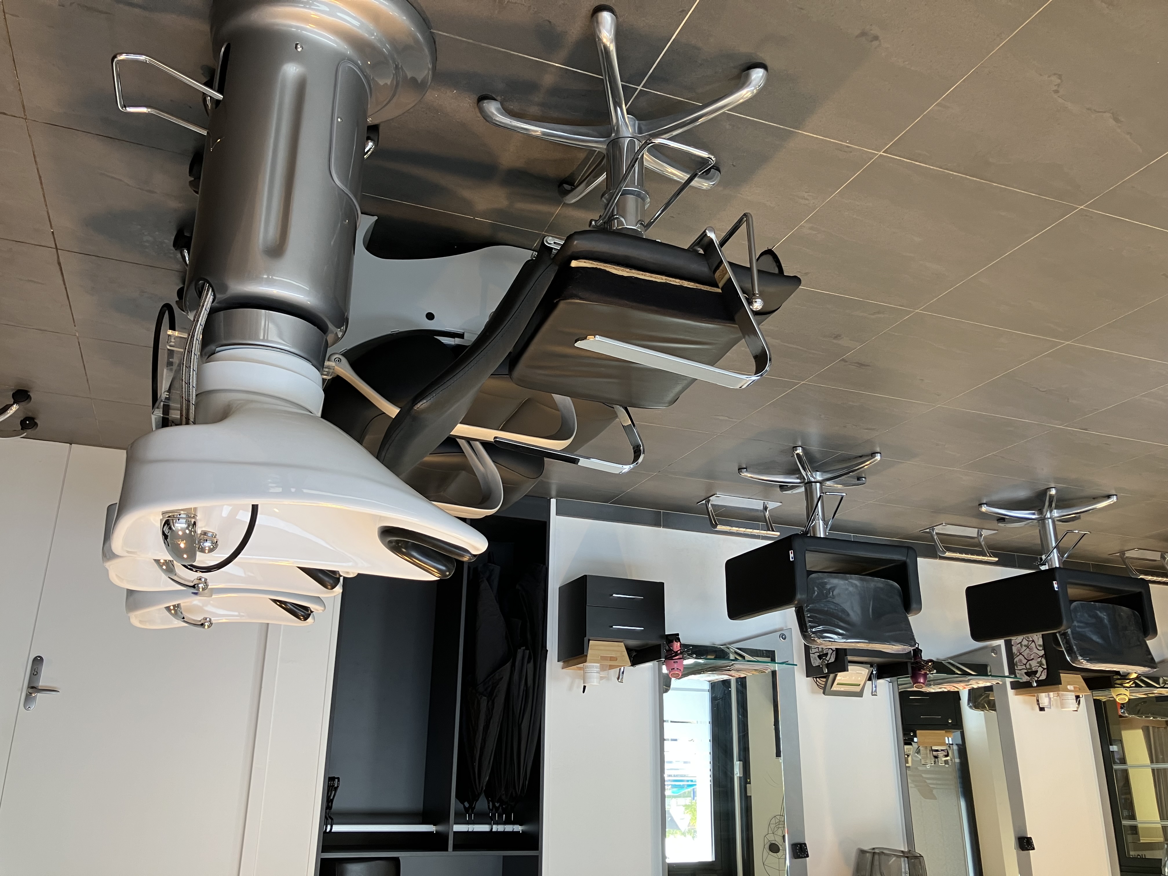 Créé en 2005,ce salon de coiffure bénéficie d’un emplacement privilégié au sein d’un centre commercial, l’assurant une excellente visibilité et un flux régulier de clientèle. Présent depuis plus de 20 ans, il a su développer une clientèle fidèle et une activité stable.Entièrement réaménager en 2019, le salon propose un cadre contemporain, lumineux, et parfaitement entretenu. Aucun investissement n’est à prévoir permettant une reprise immédiate dans les meilleures conditions. Surface commerciale 44 m² ,surface totale 70 m2 , 3 bacs dont 1PMR, 5            postes de coiffage, aucun salarié à reprendre chiffre d’affaires annuel HT  142 000 €, loyer mensuel 570 €HT . Cette affaire constitue une excellente opportunité pour un professionnel souhaitant s’installer dans un salon, rentable, bénéficiant d’un emplacement de qualité, d’un faible loyer ,d’une clientèle fidèle. Son potentiel de développement et son excellent état général en un investissement particulièrement attractif.