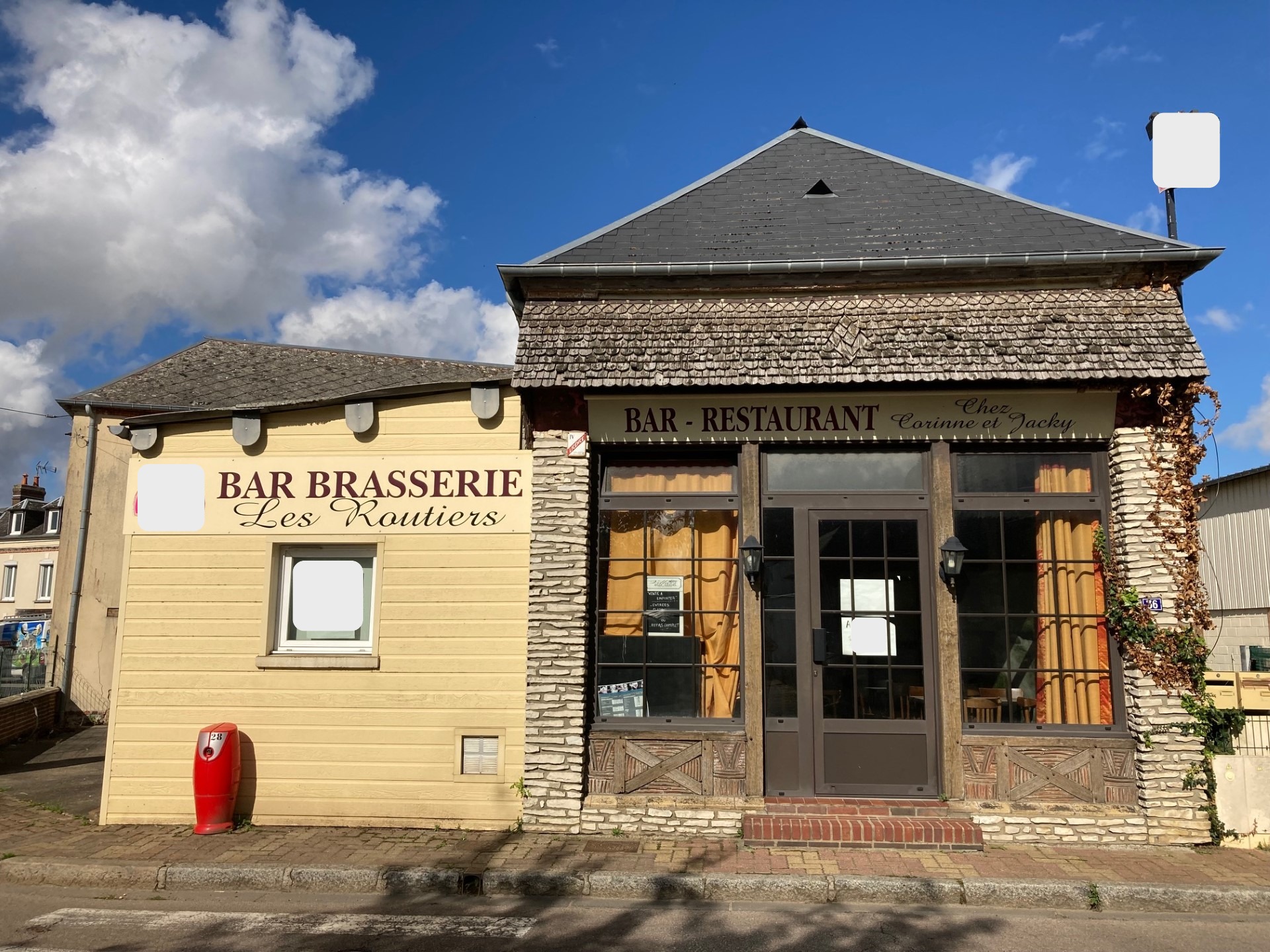 La Collectivité de Mesnil en Ouche recherche pour le cœur de village de la Barre-en-Ouche un exploitant pour son bar-restaurant.


La Barre-en-Ouche, commune déléguée de Mesnil-en-Ouche, située dans le sud-ouest du département de l’Eure en Normandie, sur le plateau du pays d'Ouche recherche un exploitant pour son bar-restaurant.

Ce village de près de 1 000 habitants est situé à 21 minutes de Bernay, 24 minutes de Conches et de l’Aigle, 13 minutes de Broglie et de 27 minutes d’Orbec. Il est desservi par des routes départementales desservant le maillage du territoire. 
La clientèle cible du bar-restaurant pourrait être les routiers, les artisans, les ouvriers et les habitants du bourg et des communes environnantes car l’offre en restauration reste faible. D’autant qu’un grand parking se situe en face du bar-restaurant permettant le stationnement de camions, fourgonnettes et voitures. La zone de chalandise a été déterminée à 15 kms aux alentours de la Barre-en-Ouche et est estimée à 9 366 ménages.
Il s’agit d’un réamorçage d’activité car les anciens exploitants ont fait valoir leurs droits à la retraite. 

La Foncière de Normandie s’est portée acquéreur des murs. Elle proposera un bail commercial. Le loyer sera modéré. L’accessibilité dans la salle de restaurant et du bloc sanitaire, la création d’un vestiaire, d’une douche et d’un WC dédiés au personnel et au gestionnaire de l’établissement ont été réalisés en début d’année 2025.
Il s’agit d’un ensemble immobilier dont le rez de chaussée propose près de 150 m² utiles (composé d’un espace bar, d’une salle, d’une cuisine équipée, de petites réserves, d’une légumerie, de deux blocs sanitaires distincts dédiés au personnel et aux clients et dont l’étage est rénové compte une superficie de près de 20 m² (pouvant servir de bureau ou de salle de repos).
Une licence 4 sera mise à disposition pour l’activité de bar par la commune. 
Le local est exploitable en l’état, seule la décoration sera à envisager selon les goûts et l’ambiance souhaitée dans le restaurant. 

La Foncière de Normandie recherche un exploitant ayant à cœur de réamorcer l’activité et de créer un lieu convivial en cœur de bourg.
Le projet conviendrait idéalement à un couple ayant une expérience significative en restauration.

Pièces à fournir :
-	Un CV détaillé
-	Une lettre présentant votre projet professionnel dans la commune d’accueil 
-	Les copies de vos diplômes, attestations de formation
-	Les certificats de travail de vos précédents emplois

 Tout dossier incomplet ne sera pas étudié. Les candidatures retenues feront l’objet d’un passage en commission de présélection avec la commune, la Foncière de Normandie et la Chambre de Commerce et d’Industrie Portes de Normandie.


Adressez votre candidature par mail à M. Jérémy AVELINE, Conseiller Entreprises à la CCI Portes de Normandie en charge de l’antenne de Bernay  - jeremy.aveline@normandie.cci.fr –
 06 63 28 92 60 

 Date limite de réponse : 15/06/2025