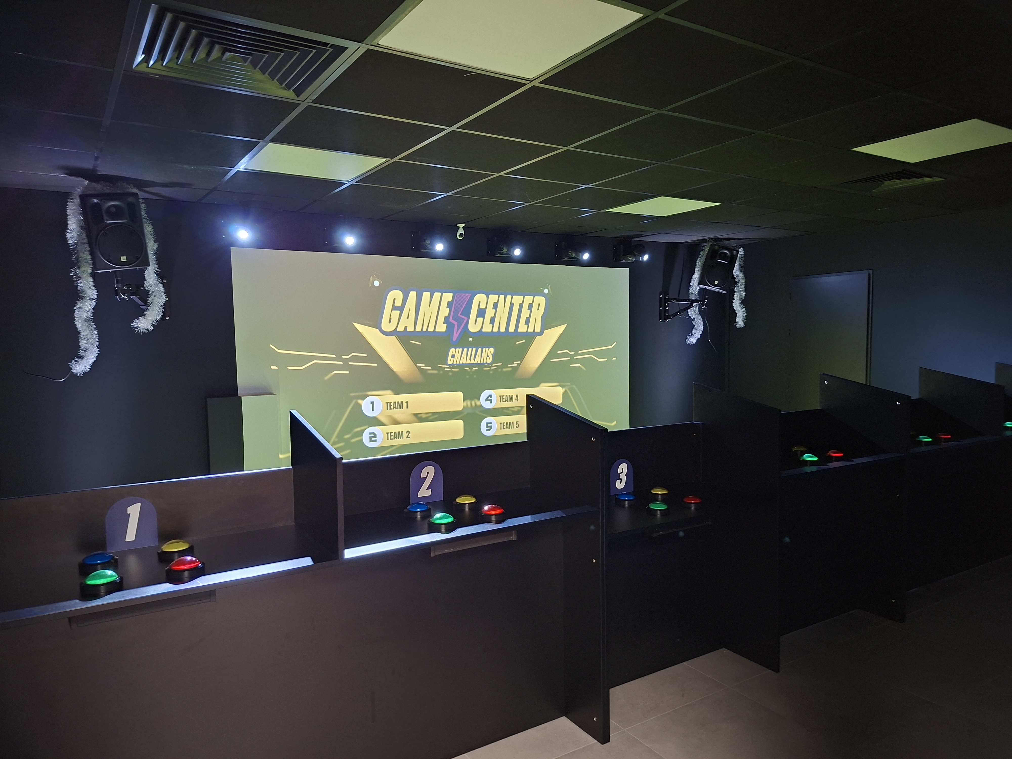 Cause départ à la retraite vend fonds de commerce activités LOISIR :
QUIZ GAME, KARAOKÉ, SIMULATEUR PILOTAGE AUTOMOBILE, 
activité originale sans concurrence. 3 espaces sur 150 m2, bail 3/6/9 en cours, 
Emplacement idéal cœur de ville à proximité des Halles et de parkings gratuits.
Ouvert toute l’année, très fort potentiel de développement.
Pas de stock ni de personnel.
Accompagnement à la reprise si nécessaire.
Laisser message avec téléphone et mail.
Je ne réponds pas aux demandes sans coordonnées ni aux démarcheurs professionnels