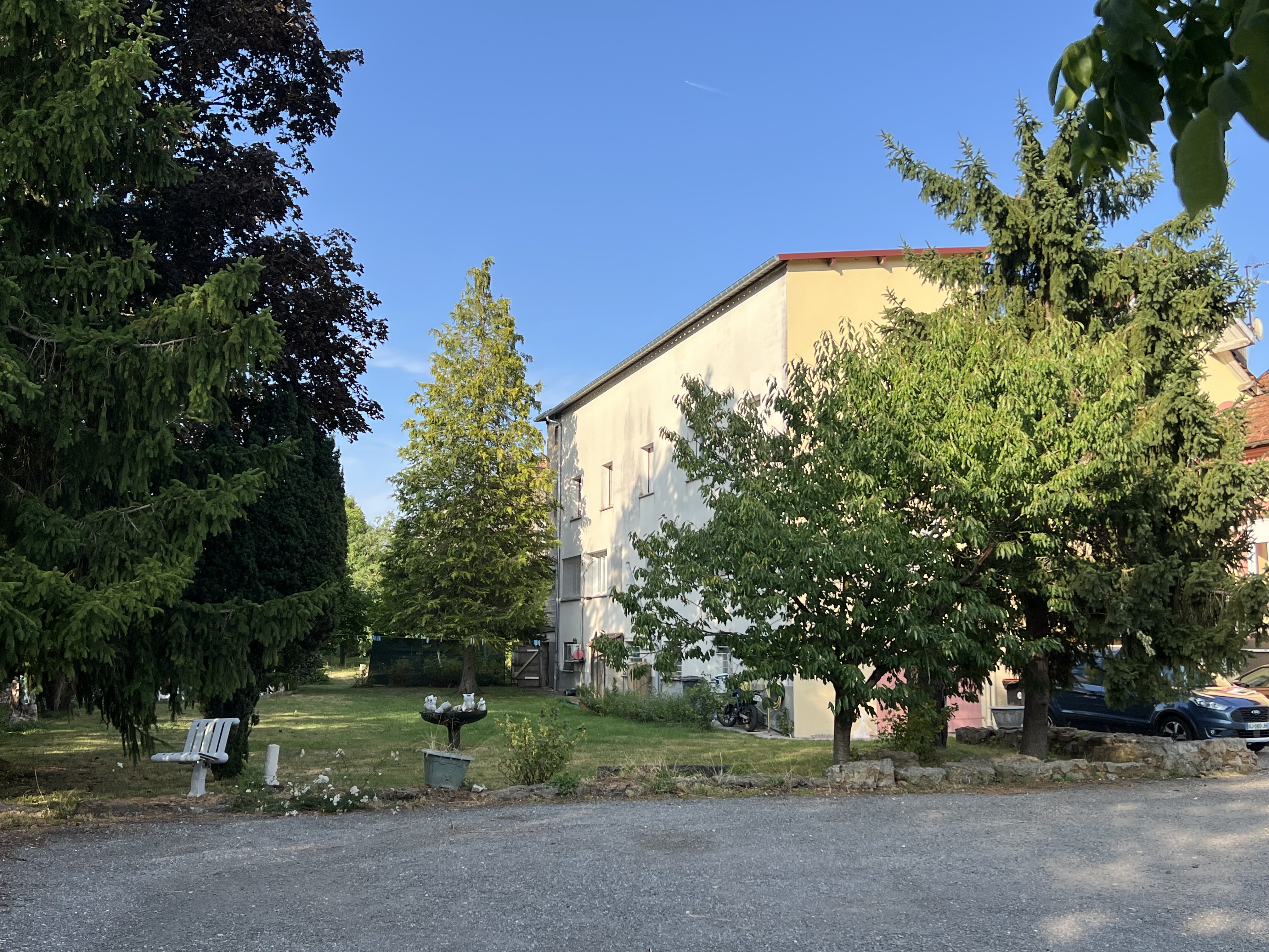 Rare, bel ensemble de 550m2 ne nécessitant pas de travaux, 29 ans d'exploitation avec une forte renommée, clientèle fidèle, régulière, diversifiée, sur un terrain de 2376m2 paysagé ainsi que deux parking en bordure de la Meuse (forte attraction pour les Belges et Hollandais).Rez-de- chaussée de plain- pied, comprend la partie restaurant, hall d'accueil, bar, 4 chaleureuses salles de restaurant dont une véranda et climatisées. Une terrasse d'été pour 10 personnes, des sanitaires hommes, femmes, incluant aussi un W.C. pour P.M.R. Un espace de trois chambre et salles d'eau pour le personnel ou autre. Cuisine très vaste et lumineuse entièrement équipée de matériel de qualité, en excellent état, aux normes avec une extraction vers l'extérieur, avec de nombreux frigos, une chambre froide, espaces de stockage, réserves denrées et matériel très complet.(Traiteur).
Un immense sous-sol avec caves voutées, buanderie, salle de jeux, 2 pompes à chaleur un ballon thermodynamique, une deuxième chaufferie bois, un garage.
Un étage avec appartement de fonction de 6 chambres, bureau, 2 salle d'eau, toilettes séparées, un grenier de 80m2, et un autre étage sous toiture neuve de 130m2 à amménager.
A 3 km de la sortie d'autoroute N° 8 KM 139 SUR A/31 AXE Luxembourg Espagne.
Clientèle en semaine V.R.P, ouvriers, vacanciers, entreprises locales, curistes, avec menu du jour et carte, le week end en mode grastronomique, sans oublier l'apport de clientèle de l'hôtel Maas voisin et partenaire.
Opportunité rare d'acquérir cette affaire bien établie, clé en main, avec un potentiel à encore exploiter, accompagnement possible pour lancer la nouvelle équipe. UNE VISITE S'IMPOSE. CAUSE RETRAITE.