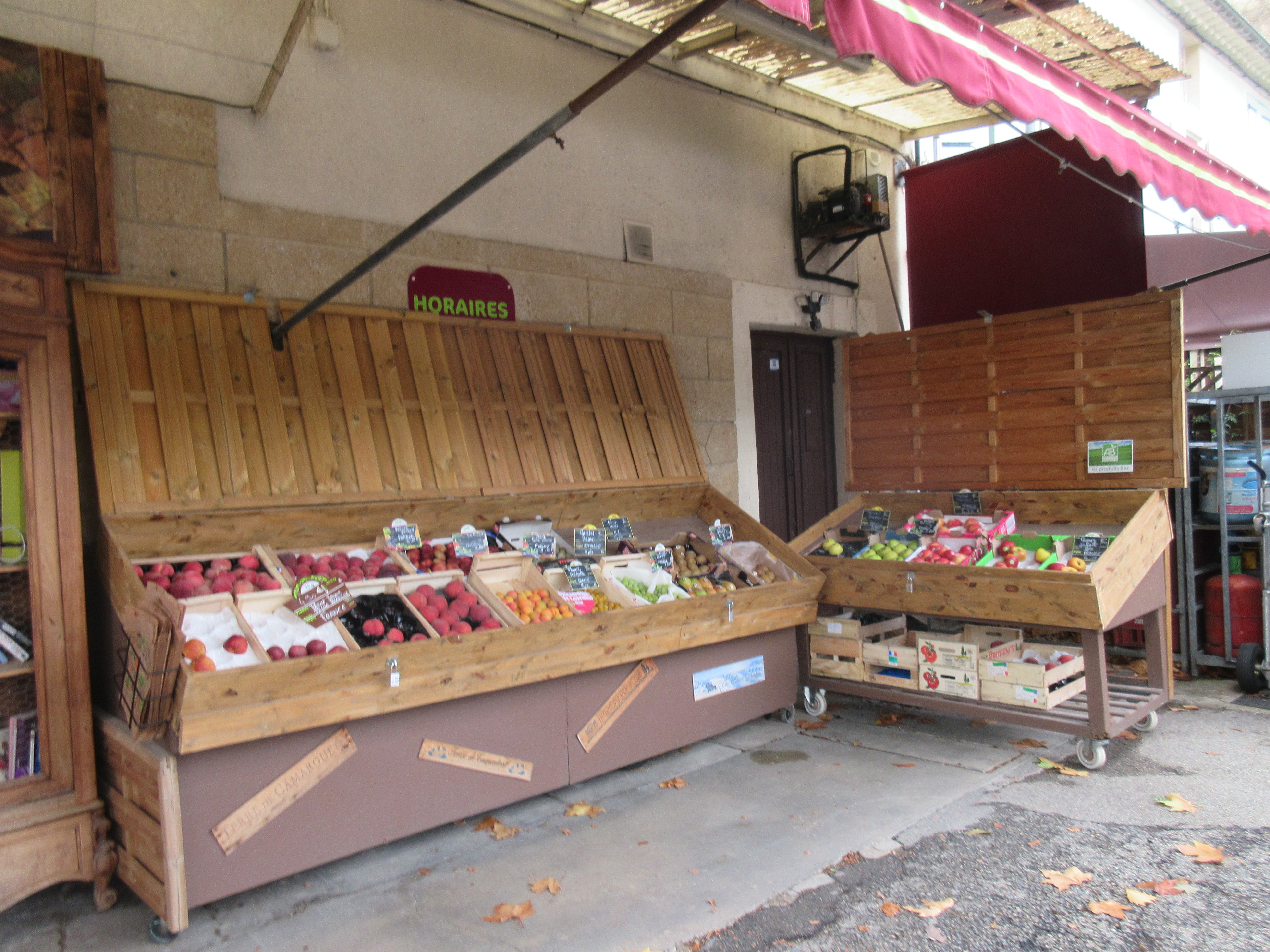 À vendre fonds de commerce de la seule épicerie du village, située en Drôme provençale, au pied d’un château médiéval
Un emplacement exceptionnel, au cœur de la vie locale.
Village dynamique de 2 600 habitants, avec une clientèle fidèle toute l’année et une forte fréquentation touristique en saison.

Le commerce :
Épicerie de proximité bien implantée
Sous enseigne Proxi pouvant être supprimée
Fruits & légumes, produits du quotidien, découpe, surgelés, boissons fraiches, glaces à l'unité
Excellente notoriété
Activité saine et rentable
Chiffre d’affaires supérieur à 300 000 €

Le + rare :
Appartement de 70 m² au-dessus du magasin, idéal pour une qualité de vie optimale et une vraie installation sur place.

Les atouts :
Seul commerce alimentaire du village
Emplacement central et visible
Parking

Accompagnement pour la reprise
Potentiel de développement
Idéal pour un projet de vie, une reconversion.