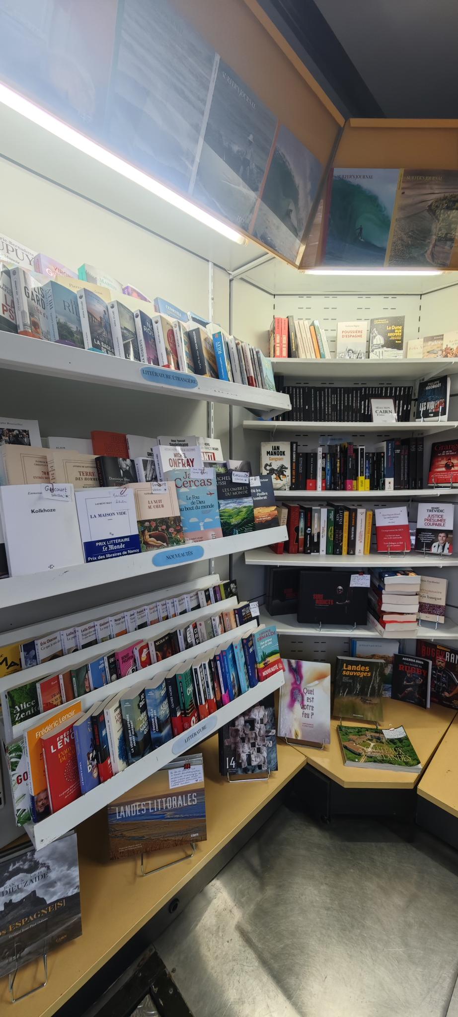 Sur un très bel emplacement au centre commercial des docks de Biarritz, entouré de commerces de qualité (boulangerie, primeur, bar...), nous vous proposons d'être un acteur local en devenant kiosquier « presse – loto – multiservices ».

En tant que gérant indépendant enregistré au Registre du Commerce (non salarié, SAS, SASU, SARL, EURL, EI, micro-entreprise…), vous animerez le kiosque situé 44 rue Luis Mariano.

Idéal pour un complément de revenu, les retraités sont les bienvenus.

Vous disposerez de ce kiosque sans droit d’entrée, sans investissement dans un pas de porte ou fonds de commerce avec de faibles charges :

Loyer 320€ HT mensuel, dépôt de garantie 1152 € encaissé
Electricité
Assurance
Routeur ou box 4G
Caisse informatisée spécifique à la presse(Strator, Bimedia, JDC…): entre 80 et 100€/mois
Un fond de roulement/trésorerie de 5000€ est conseillé pour votre fonctionnement
Contrat de 2 ans renouvelable

Un agrément de diffuseur de presse en effectuant une formation obligatoire vous sera délivré (elle est payante, en présentielle ou à distance. Le dépôt de presse BAYONNE DIFFUSION PRESSE vous indiquera les conditions et le métier, et il vous livrera quotidiennement les journaux.

Un autre dossier sera à présenter pour les jeux ( “la Française des Jeux/FDJ”). Prévoyez 2 mois minimum avant une ouverture(avec les jeux).

Les activités exercées sont principalement, la presse :

Presse nationale(23%) et régionale(14%)
Les jeux de la Française des jeux (FDJ): jeux de grattage, tirage (5%)
Les souvenirs, les cartes postales, librairie, petits relais colis, bimbeloterie souvenirs, transfert d'argent (Western Union...)

Néanmoins, si vous aviez des idées d'activités en plus de celles proposées (artisanales par exemple), faites moi en part, nous étudierons les idées avec la direction du centre.

Vos revenus proviendront des commissions

Les horaires sont en général de 8h à 13h ; vous pourrez fermer le lundi par exemple ce qui vous ferait une pose de 1.5 jours (dimanche après-midi et lundi)
Aussi, à voir ensemble mais vous pourriez ouvrir que les matins en basse saison et en journée à la belle saison. Ne prévoyez pas de salarié.

LIBRE dès le 1er octobre 2026

Je reste à votre écoute pour vous apporter plus de détails.