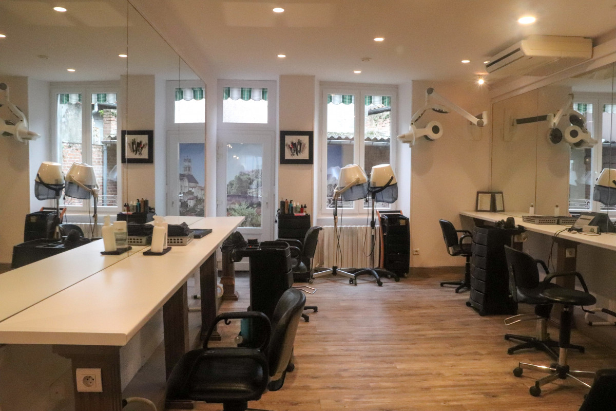 Vends salon de coiffure mixte
Excellent état
Idéalement placé au coeur de la ville
A proximité immédiate des commerces
Parking et accès pour personnes à mobilité réduite
1 salariée à temps complet
Surface totale : 108 m2 (salon + cour + pièce à l'étage + cave)
Diagnostics réalisés en août 2021
CA HT annuel moyen : 90.000 ?
Prix de vente : 55.000 ?
Loyer : 450 ? / mois