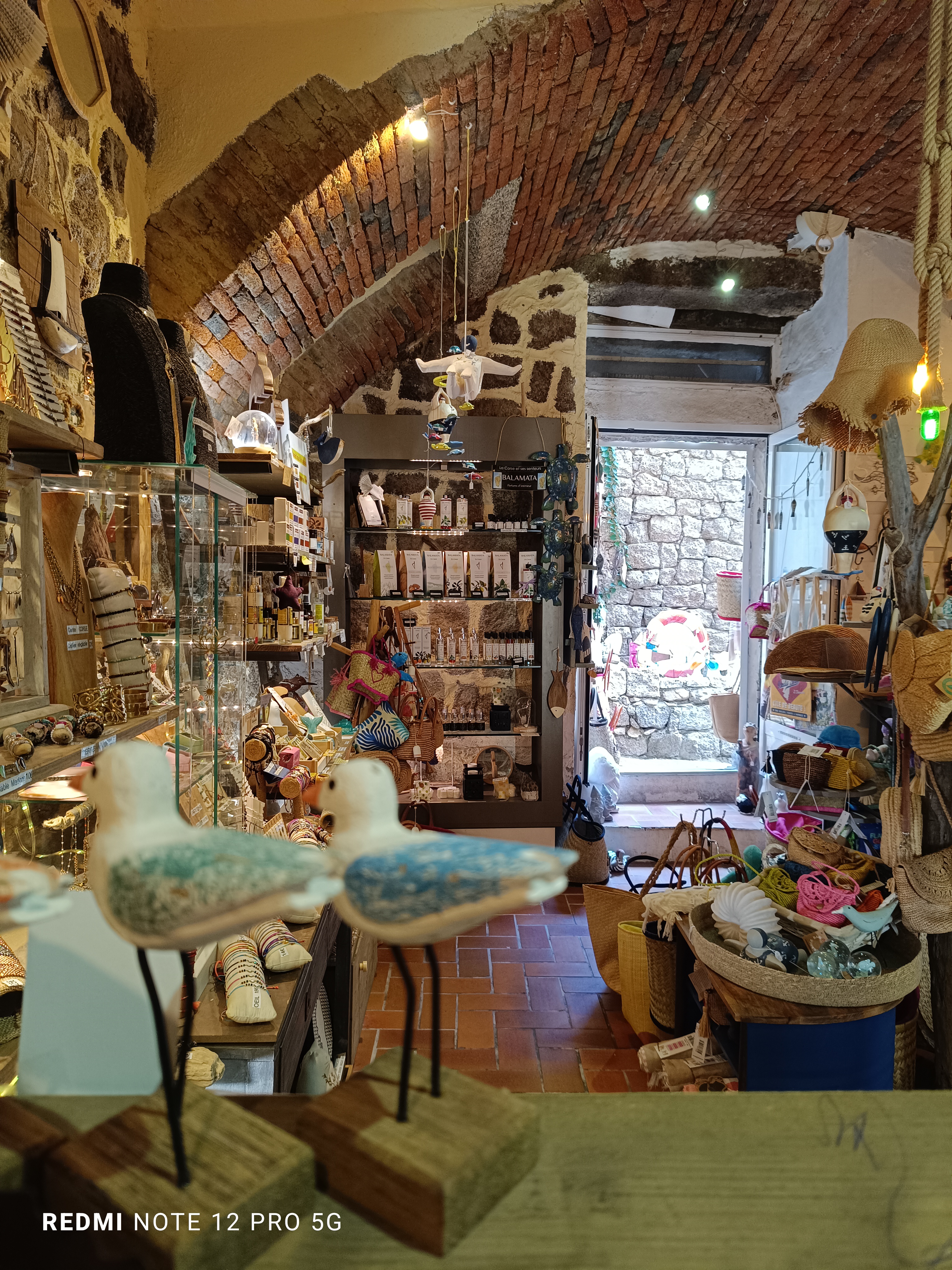 Fonds de commerce à céder dans village très touristique.
Actuellement boutique saisonnière mais possibilité de changer pour en faire un café, restaurant...
Faible Loyer 500€/mois
Réserve attenante 
Sanitaires

Libre dès le premier octobre 2025
Plus d informations sur demande motivée.
Prix à discuter si reprise des meubles et du stock ;
Fonds de commerce 42 000€
Meubles 5500€
Stock 12500€