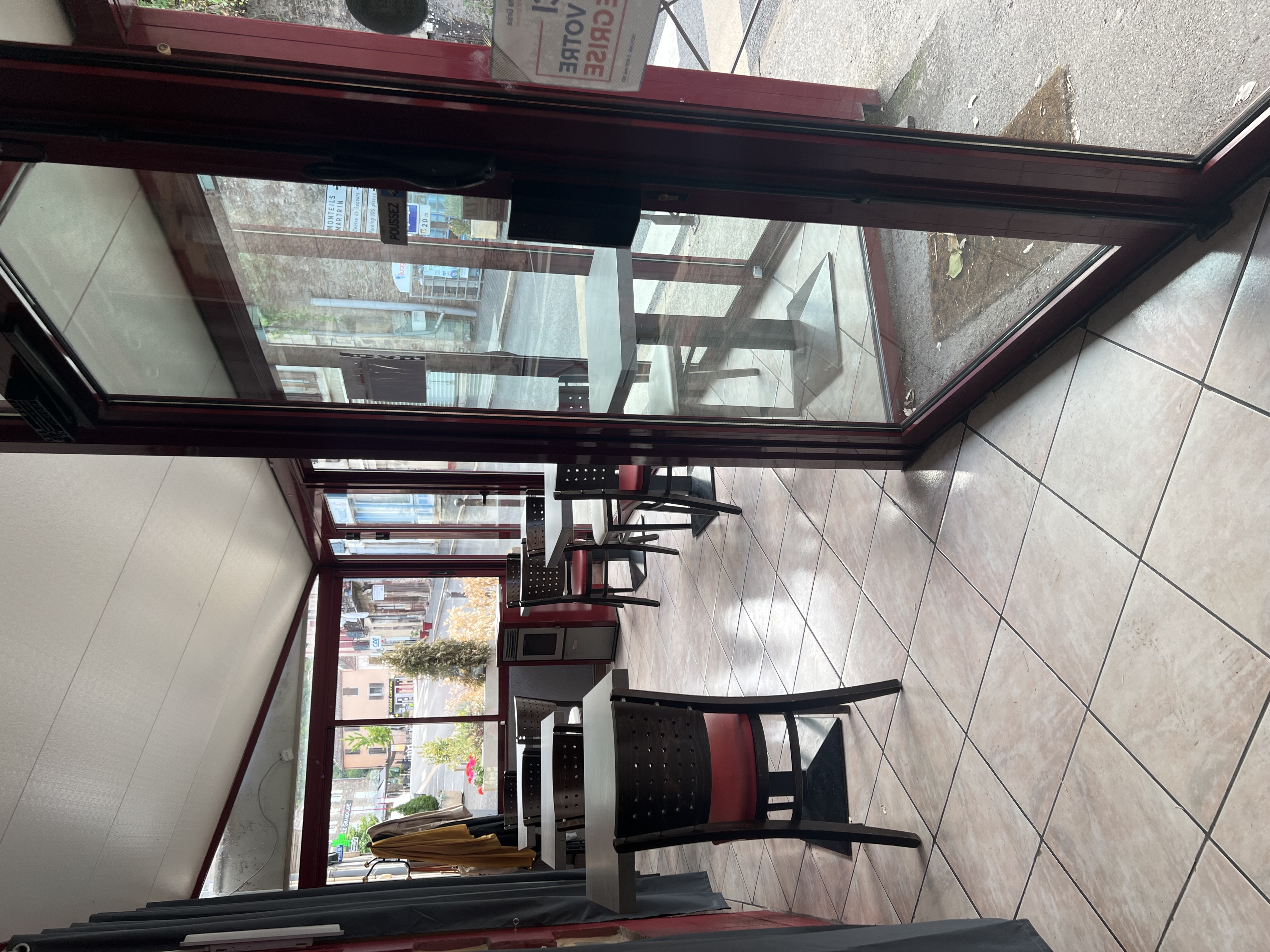 a vendre bar-tabac-presse sur un axe trés fréquenté, avec beaucoup de possibilité de développement (FDJ,PMU,RESTAURATION ET PETITE RESTAURATION) seul tabac dans le village et le tabac le plus proche et a 20km.
la salle bar et possibilité restauration fait 100m2. il y a 30m2 de cuisine car nous avons arrétér la restauration au covid. 
La batisse avec le commerce fait 600m2 et en plus jardin de 400m2 avec vente des murs en plus du fond de commerce.