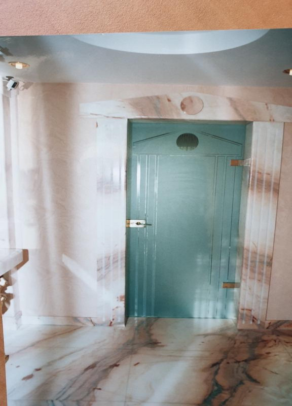 Particulier loue cabinet dentaire ,suite arrêt d?activité après 20ans de location des locaux. Pas de rachat de patientèle !. Situé dans un bâtiment de 4 logements à MOTHERN 67470, village de 2000habitants à 30 min de Strasbourg. Le local fait 58 m2, salle d?attente, salle de soins, wc, stérilisation, bureau. Sol et certains murs en marbre. Un grand garage au sous sol et de nombreux parking. Chaudière individuelle au gaz naturel et climatisation. N?hésitez pas à me contacter pour plus de renseignements.
