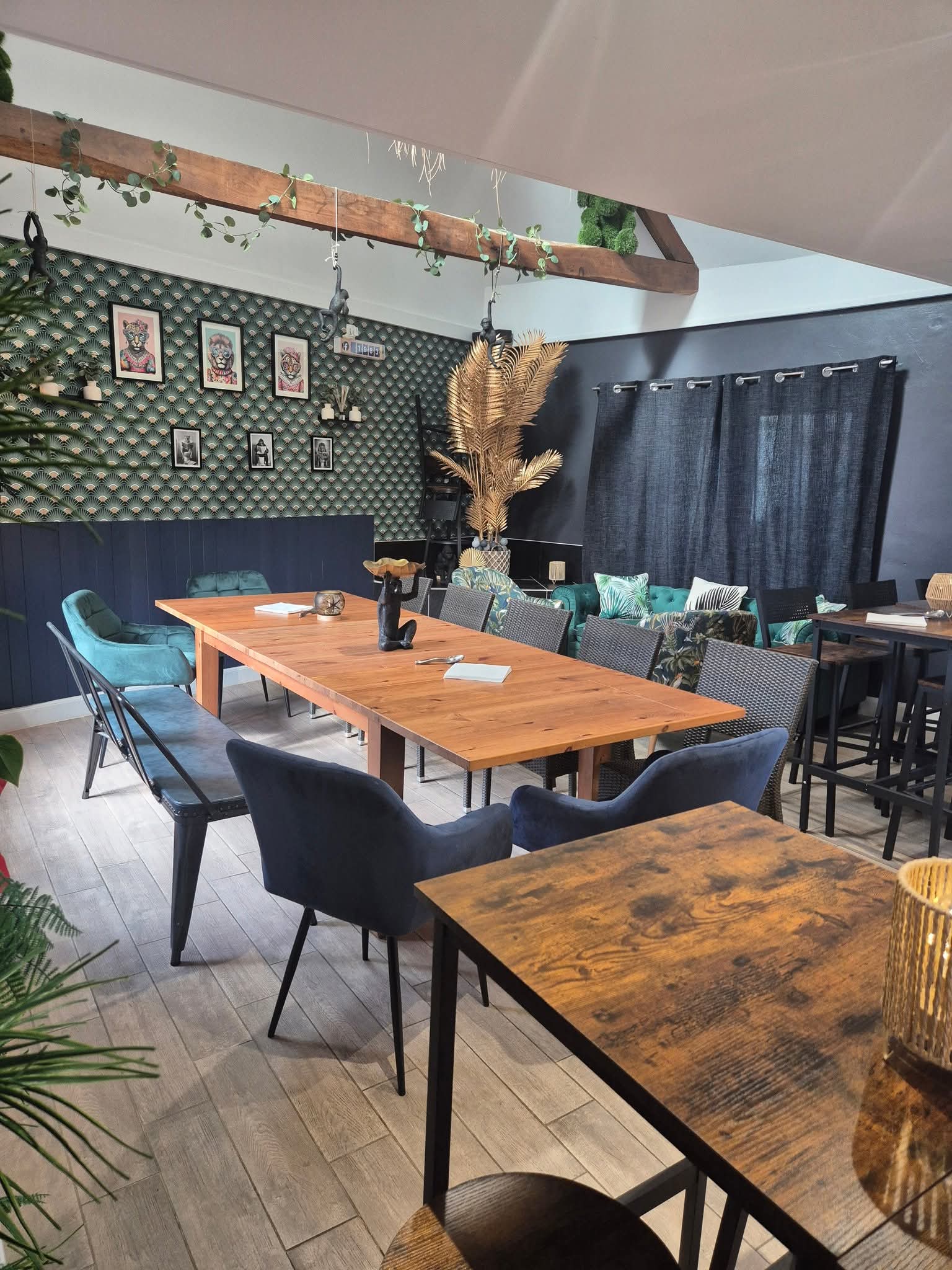 A vendre fond de commerce actuellement exploité 100% en vente à emporter
Vendredi - samedi et dimanche 
(Pizzas et burgers)
CA HT 2025: 125 000 avec 6 semaines de congés.
Affaire idéale pour couple souhaitant développer l'activité
Salle de 40 couverts - terrasse privative - ouverture midi ...
Aucun investissement à prévoir 
Logement T4 avec cuisine aménagée et équipée, Suite parentale + 2 chambres et salle d'eau avec WC. 
Loyer Restaurant: 750€
Loyer appartement: 800€
Achat des murs possible