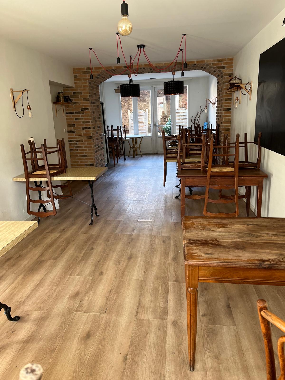 Bar Restaurant sur la Nationale 7 avec 2 terrasses (cour et bord de route)
80 couverts