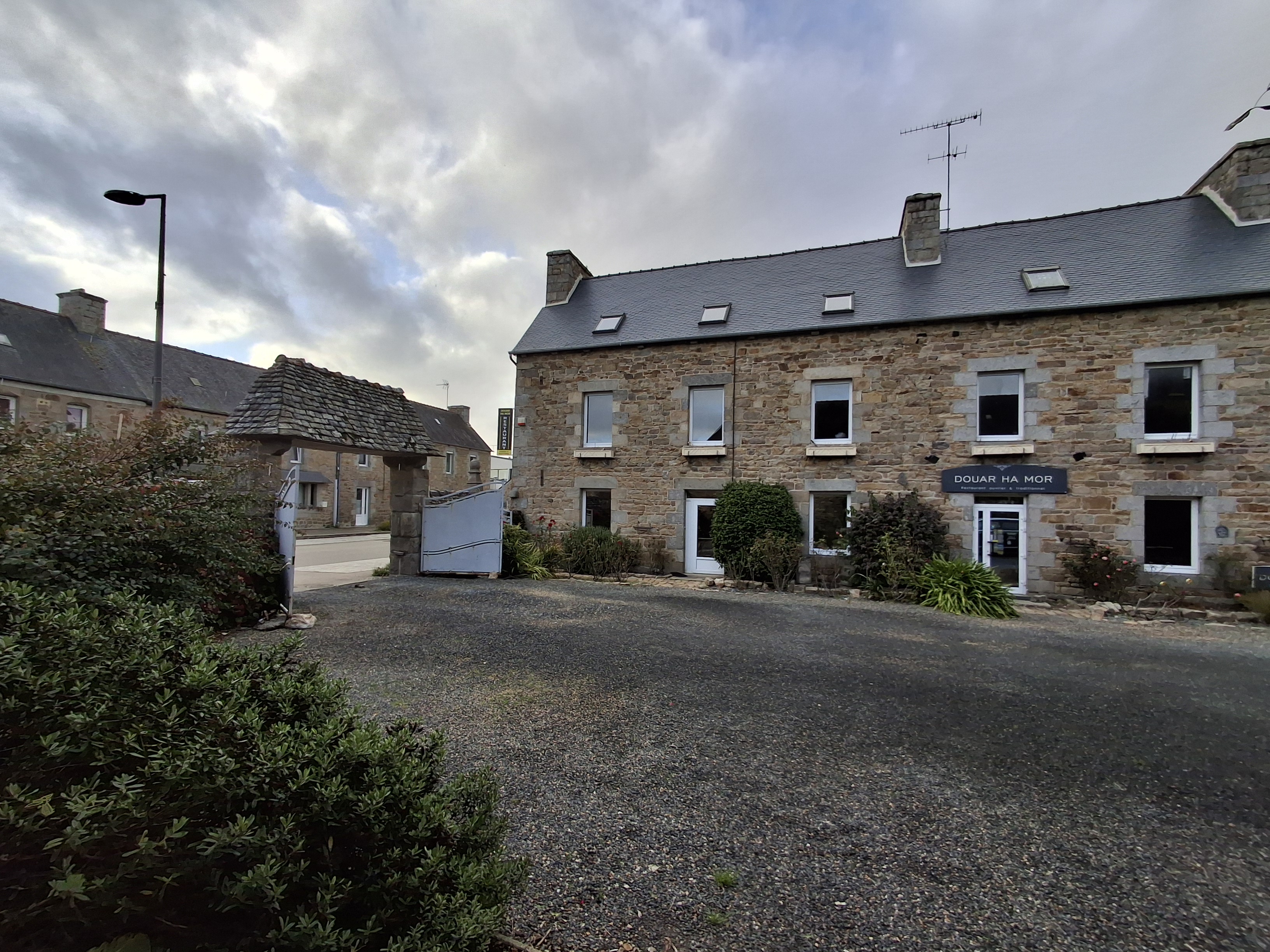 Restaurant du midi, cuisine maison sous forme de buffets pour les entrées et les desserts, 3 plats du jour au choix, du lundi au vendredi midi. Clientèle variée entre personnes qui travaillent ou venus pour un déjeuner en famille ou entre amis en toute simplicité.
Possibilité de développer les week-ends ou le soir mais ce n’est pas une obligation.