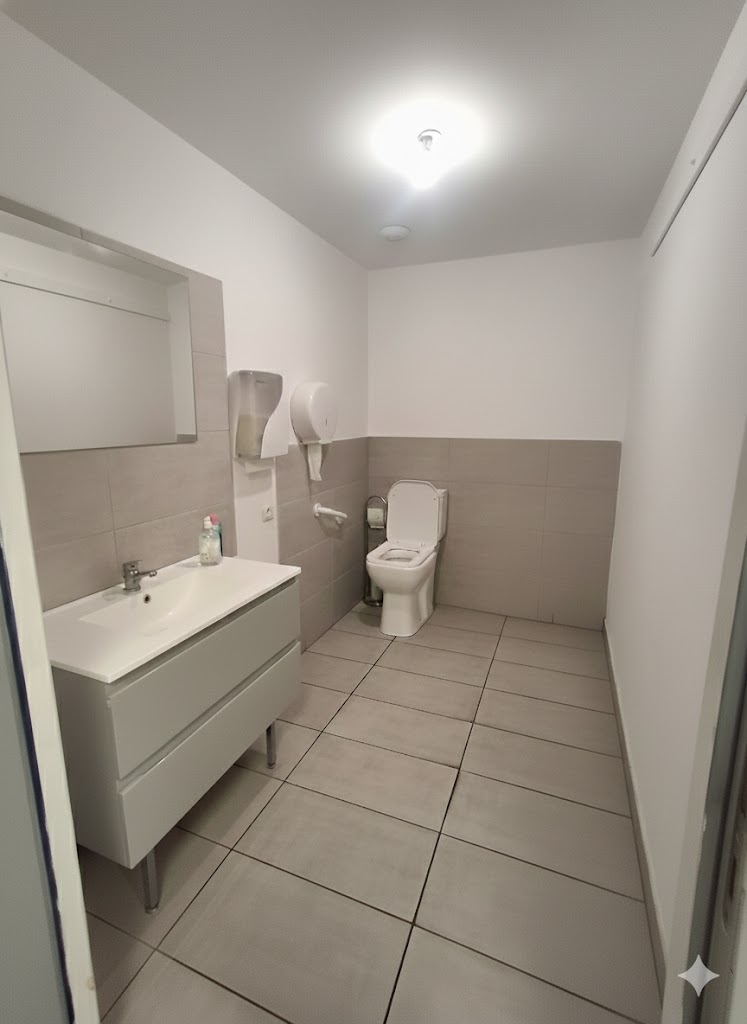 OPPORTUNITÉ UNIQUE : LOCAL COMMERCIAL EN HYPER-CENTRE VENTE OU LOCATION
Situé 3 rue Gambetta 42500 Le Chambon feugerolles (10000 habitants)
proche SAINT ETIENNE (loire)
DISPONIBILITÉ : JUILLET 2026. Planifiez dès maintenant votre installation dans cet emplacement de premier ordre !
Saisissez la chance d'acquérir ou de louer un emplacement de prestige, idéalement situé en hyper-centre-ville, sur l'axe principal. Ce local s'adresse aux professionnels recherchant une visibilité maximale et un local spacieux et aux normes.

MODALITÉS : VENTE OU LOCATION
Ce bien est proposé à la Vente et à la Location :
Option 1 : VENTE - PRIX 
•	Prix de Vente Total : 119 000 €

Option 2 : LOCATION
•	Loyer Mensuel HT : 840€ Charges et taxe comprise 


📍 EMPLACEMENT PRIVILÉGIÉ
•	Adresse N°1 : Situé sur l'axe principal de la ville.
•	Visibilité Maximale : belle façade à seulement 30 mètres de la Mairie (quasiment en face)
•	Environnement Ultra-Dynamique : Entouré de commerces de flux (pharmacie, boulangerie, banques), garantissant un trafic piétonnier constant.
•	Stationnement Facilitée : Grand parking Place Jean Jaurès à 50m + parking place de l’église à 80m + arrêts minutes disponible dans la rue.
•	Fonctionnalité Sous-Sol : "Sous-sol parfait pour le stockage, mais aussi aménageable en bureau annexe ou salle de réunion privée. (Accès intérieur)

📐 CARACTÉRISTIQUES DÉTAILLÉES DU BIEN
     •   Rez-de-Chaussée (RDC) : 125 m² de surface commerciale.
     •   Sous-Sol / Réserve : 55 m² accessible de l'intérieure et de l’extérieur.
     •   Surface Totale Utile : 180 m².

✨ ÉQUIPEMENTS ET ATTRAITS
•	Façade : En excellent état.
•	Vitrines : Deux (2) belles vitrines double vitrages pour une mise en valeur optimale. Eclairage vitrine et enseinge.
•	Chauffage : Assuré par des radiateurs électriques pour une gestion indépendante et individuelle.
•	Éclairage intérieur : Intégralement refait en LED (économies d'énergie et éclairage de qualité).
•	Conformité Électrique : Installation électrique récente et aux normes.
•	Accès Principal RDC: Porte élégante 2/3 - 1/3.
•	Accessibilité PMR : conformité à l'Accès PMR avec présence de W.C. et Lavabo déjà installés.
 
🔒 SÉCURITÉ ET ACCÈS
•	Protection Façade : Vitrines et accès principal sécurisés par des rideaux métalliques internes motorisés.
•	A l’arrière : 3 fenêtres avec rideaux motorisé et pour le sous-sol large porte de service à l'arrière de l'immeuble, également protégée par un rideau métallique.

✅ INFORMATIONS ADMINISTRATIVES
•	Disponibilité :  juillet 2026
•	Copropriété : Aucune procédure en cours, copropriété saine. Immeuble bien entretenu. Pas de travaux à prévoir.
•	DPE : Le diagnostic est actuellement en cours de réalisation 
Ce local est une opportunité rare sur cet axe. Idéal pour profession libérale, agence, association, ou commerce de détail.
________________________________________
Ce local est une opportunité d'investissement unique sur l'agglomération stéphanoise. Son prix compétitif au m² et son haut potentiel locatif vous garantissent un placement durable et rentable. Le calendrier de disponibilité (Juin/juillet 2026) vous offre le temps nécessaire pour finaliser votre financement et votre projet d'aménagement.


+ de photos sur demande, Les dossiers de candidature (présentation de l'activité, garanties financières) sont acceptés par email à l'adresse suivante : mrfayolle@hotmail.com