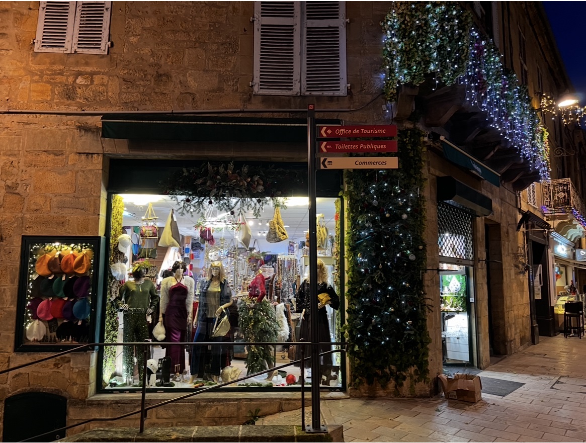 Idéalement situé à l'angle de la rue commerçante ( à deux pas de l office de tourisme) et du centre historique de Sarlat capitale du Périgord Noir, ce fond de commerce bénéficie d un excellent  emplacement.
la boutique propose une activité de vêtements femme de marques diverses, chaussures , bijoux fantaisies et précieux, avec une clientèle fidèle à l'année, largement renforcée par un important flux touristique en saison.
local d une surface totale de 80m2
Grande vitrine  plus 2 sur chaque coté de la porte, offrant une excellente visibilité.
Espace de vente lumineux
Etage comprenant des zones de stockage, bureau, toilette.
Convient parfaitement à une reprise clé en main ou à un nouveau concept.
Activité saine avec potentiel de développement pour qui souhaite allier projet durable et qualité de vie.