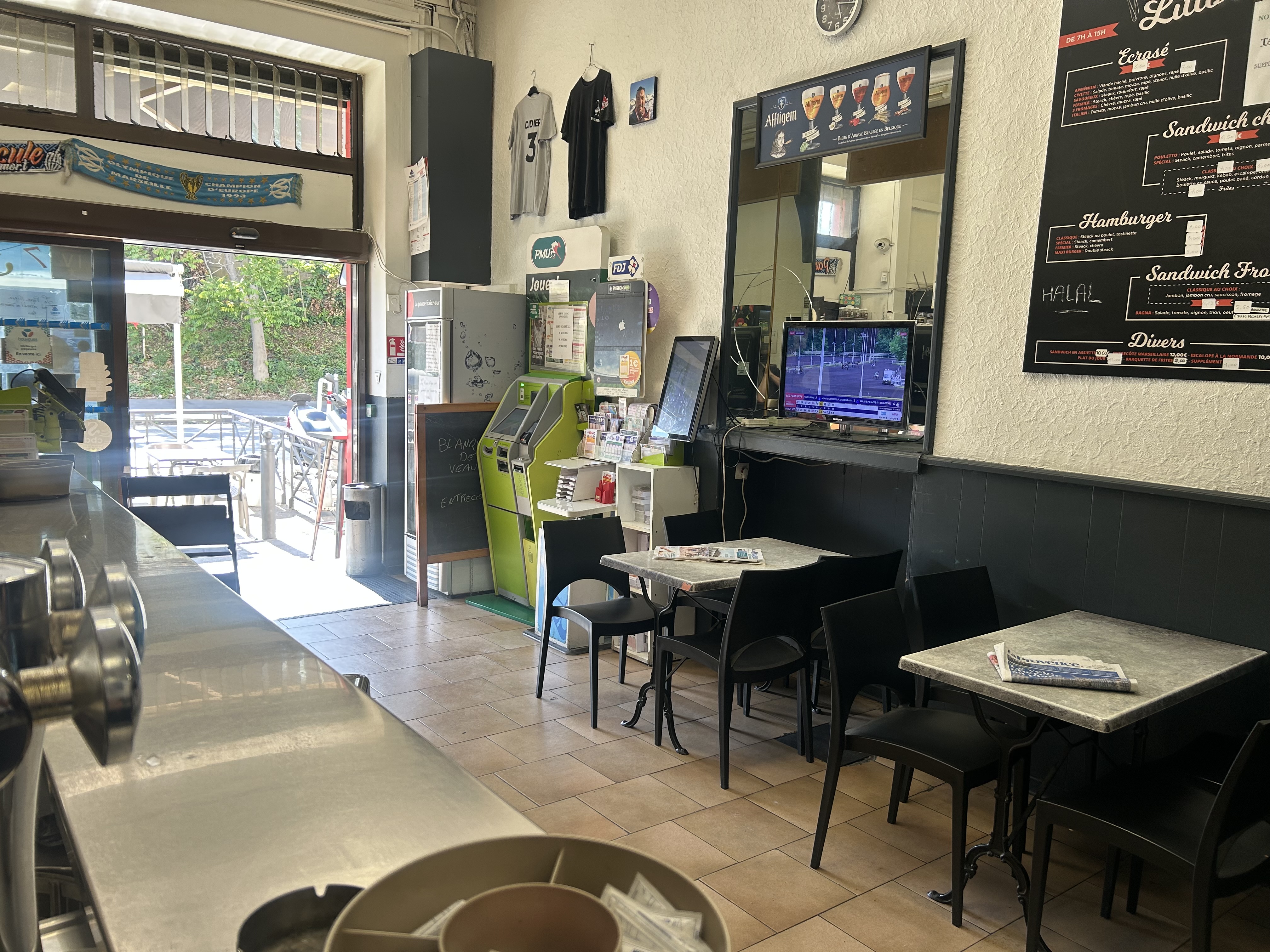 Vend fond de commerce bar tabac fdj pmu restauration avec 2 appartements  . Belle terrasse sur un axe passant , facilité de garer et terrains de boules en face .