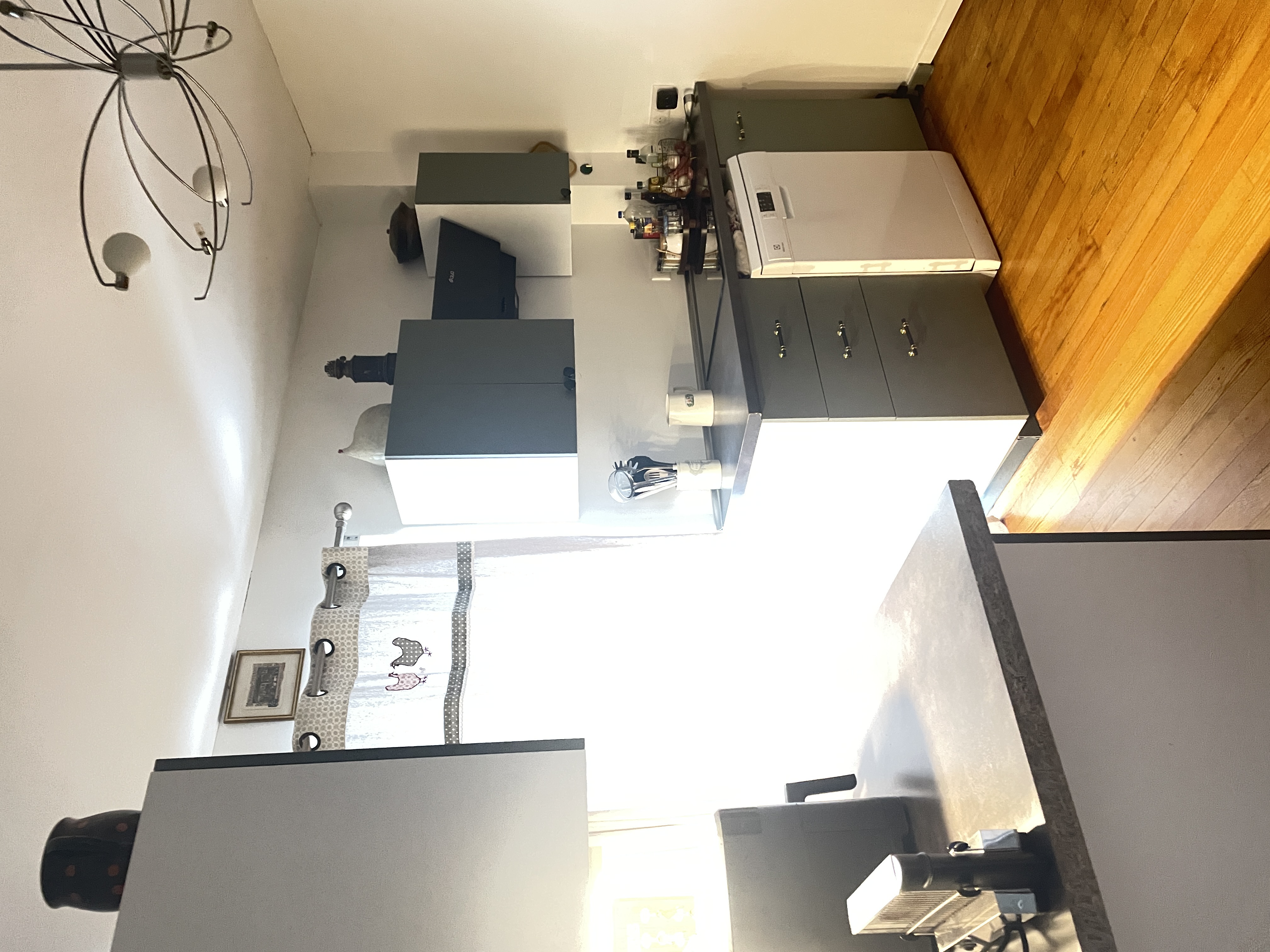 Implanté légèrement en retrait de la route, ce bien bénéficie d'un environnement calme tout en restant au plus proche de la vie du village. Son emplacement privilégié, sa configuration et ses volumes exceptionnels en font un lieu adaptable à de nombreux projets.

Grande maison d'habitation, maison familiale multigénérationnelle, habitat partagé, projet d'accueil, de gîte ou encore reprise d'une activité de restauration existante : les possibilités sont multiples.

Composition de l'ensemble :

Premier bâtiment – environ 550 m² :
Au rez-de-chaussée, un vaste espace d'environ 250 m², aujourd'hui composé de grandes pièces, d'une cuisine et de plusieurs annexes.Ces volumes généreux peuvent être transformés en belles pièces de vie pour une habitation principale ou conservés pour une reprise d'activité de restauration, le fonds pouvant être repris si souhaité.

Au premier étage :
Un appartement de 164 m² comprenant une cuisine, un salon, un bureau, 7 chambres, 2 salles d'eau et 2 WC.Des travaux de rénovation sont à prévoir (menuiseries, isolation, rafraîchissement), offrant une belle liberté d'aménagement selon votre projet.

Au deuxième étage :
Un espace d'environ 135 m², rénové récemment, composé de 6 chambres, d'une pièce commune avec cuisine et d'un espace sanitaire comprenant 3 douches, 2 lavabos et WC.Un niveau idéal pour un logement indépendant, un espace nuit supplémentaire ou un projet d'accueil.

Deuxième bâtiment – environ 141 m² :
Au rez-de-chaussée, deux grands garages de 53 m² et 82 m², équipés de portails électriques et manuels, parfaits pour le stationnement, stockage ou atelier.

À l'étage, deux espaces distincts :
• un appartement rénové de 73 m² comprenant cuisine, salon, 3 chambres, salle de bain et WC,
• un plateau brut de 68 m² à aménager entièrement, idéal pour créer un logement supplémentaire, un bureau ou un espace indépendant.

Extérieurs :
À l'arrière des bâtiments, vous trouverez 4 garages supplémentaires, une grande terrasse à repenser, ainsi qu'un terrain généreux à réaménager selon vos envies : jardin, espace détente ou projet paysager.

Confort et technique :
Le chauffage principal est assuré par une chaudière au fioul, complétée par une cheminée bois pour le bâtiment principal.Les appartements sont équipés de radiateurs électriques.

Cadre de vie et environnement :
Le bien profite d'un cadre de vie authentique, animé par une vraie vie de village.À proximité immédiate : campagne préservée, balades nature, lac du Pechay et lac du Bouchet, très appréciés pour les loisirs et la détente.

En résumé :
Un ensemble immobilier rare par ses volumes, sa modularité et son potentiel, idéal pour un projet de vie ambitieux, qu'il soit résidentiel, familial, collectif ou professionnel, dans un environnement paisible et humain.