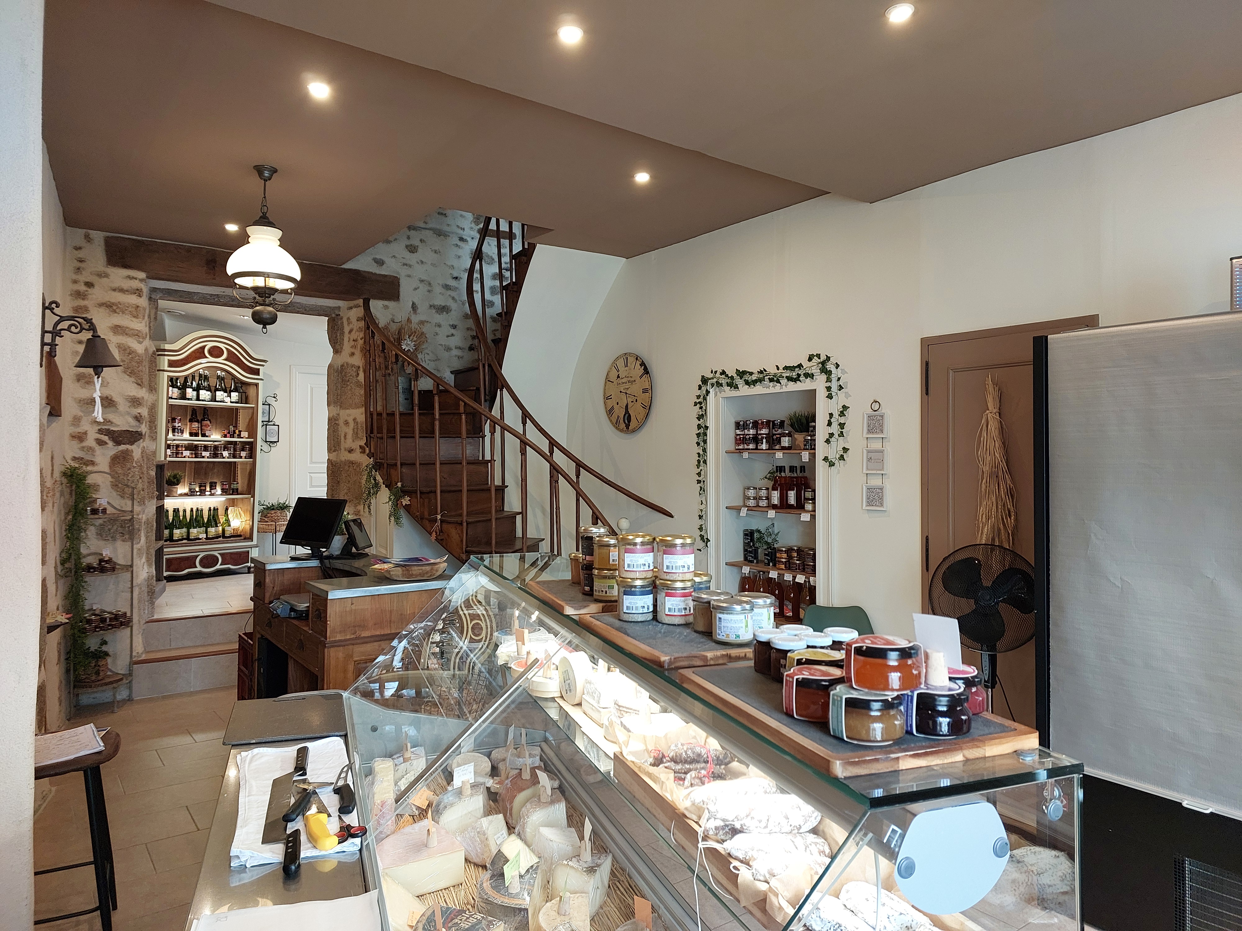 À vendre, fonds de commerce situé en plein centre de Lassay-les-Châteaux, en Mayenne, classé 3ᵉ plus beau village de France en 2023.
Il comprend une boutique de 40 m² environ, un espace de stockage et préparation, une cave ainsi que des sanitaires.
EBE à l'équilibre, ouverture de 28 heures/semaine. Plusieurs pistes de développement possibles pour dynamiser l'activité.
Le bail commercial inclut également un logement de type T2 de 55 m2, composé d'un salon séjour, cuisine américaine, chambre et salle de douche. Le loyer est de 450 euros mensuels.
Aucun travaux ne sont à prévoir.
Opportunité à saisir pour un projet clé en main. 
Premier contact par mail.