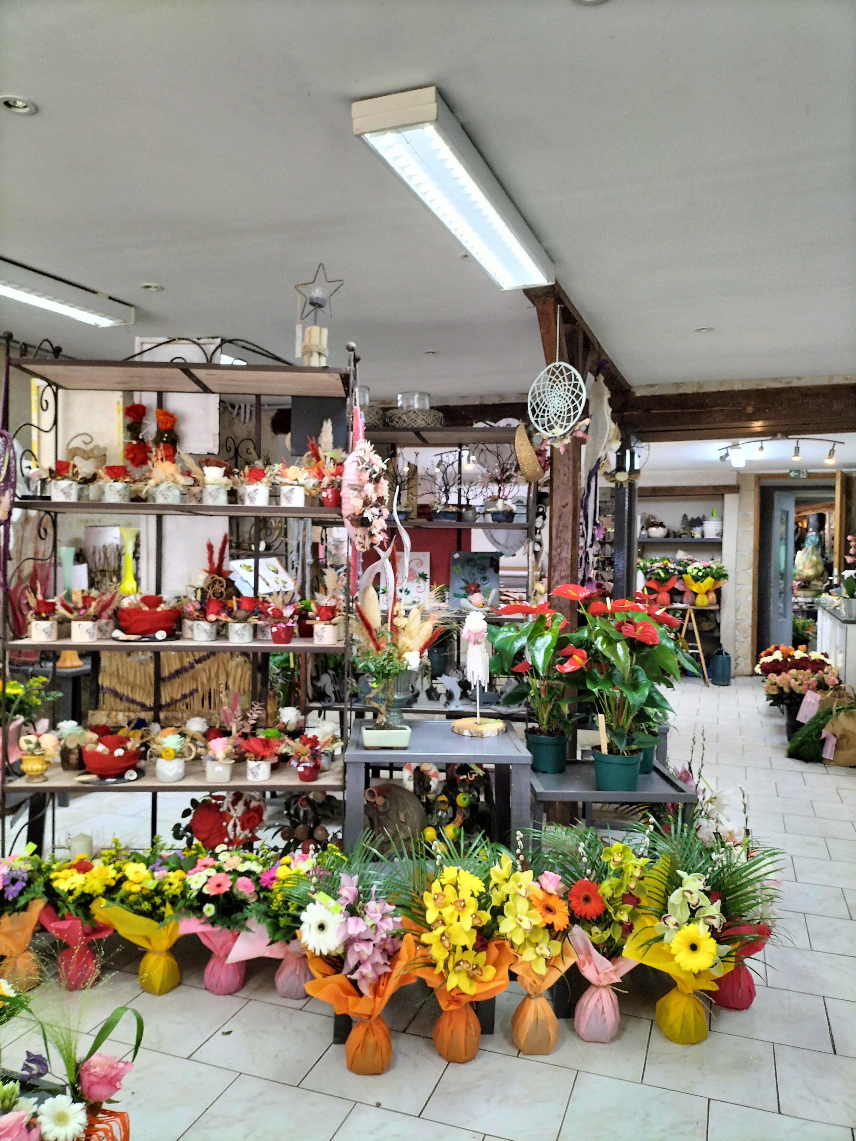 Commerce-fleuriste A vendre à Villedieu sur indre, le fonds de commerce de ce fleuriste dont la réputation n'est plus à faire depuis plus de 25 ans.
Situé au coeur de la ville sur un axe passant et appelé à ce développer, le commerce offre une superficie de vente de 80m2. Le bâtiment total comprend la boutique, un bureau, une cuisine, un atelier et une très grande réserve pouvant recevoir 150 chrysanthèmes pour la Toussaint par exemple.
La clientèle est fidèle et le chiffre d'affaire régulier garantissant une reprise en toute sérénité. 
Vente cause retraite.

Le plus possibilité d'achats des murs 70000€
Prix du fonds de commerce 50000€ + murs 70000 €