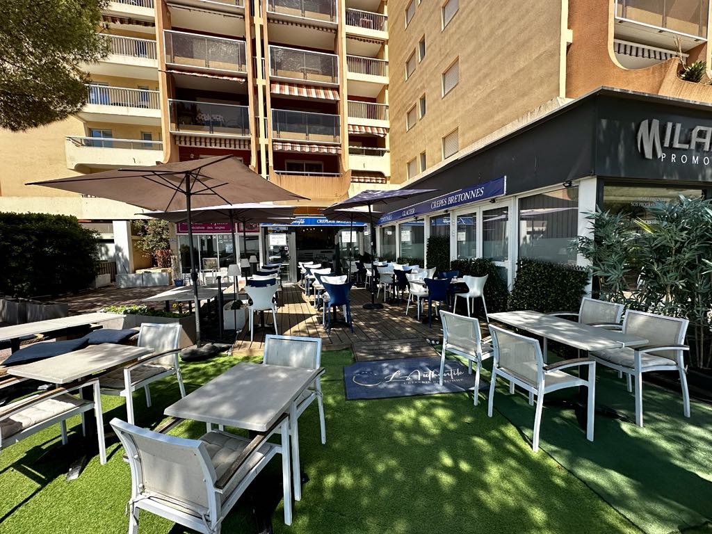 À VENDRE : Restaurant à Fréjus Plage 🌟

Idéalement situé à Fréjus Plage avec une vue imprenable sur la mer, ce restaurant offre une ambiance accueillante et ensoleillée, parfaite pour attirer les clients tout au long de l'année.

Caractéristiques :
Terrasse Spacieuse : Équipée de tables, chaises et parasols, offrant un cadre agréable pour les repas en plein air.

Localisation Premium : Fort passage et clientèle fidèle.

Équipement Complet : Cuisine équipée, mobilier en bon état, matériel de démonstration inclus.

Détails Financiers :
Chiffre d'affaires annuel HT : 310 000 € en constante augmentation

Avantages :
Vue magnifique sur la mer

Emplacement stratégique au cœur de Fréjus Plage

Bonne réputation et clientèle établie

Pour plus d'informations et pour organiser une visite, veuillez nous contacter au plus vite