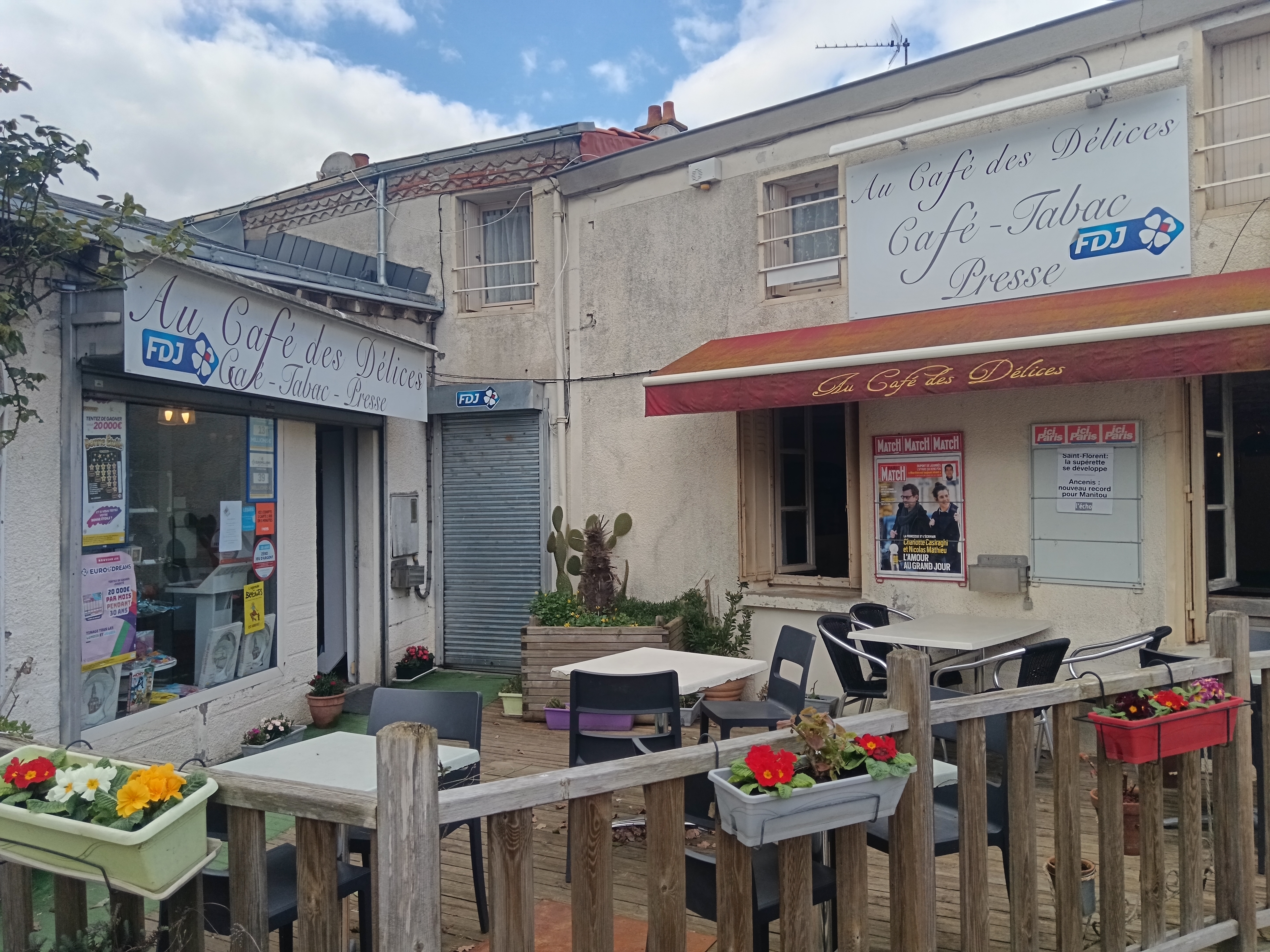 Vente café tabac presse jeux loto paris sportifs, avec terrasse, situé près de la loire entre Angers et Nantes, dans un village de 1800 habitants. Idéal personne seule ou à deux si snacking. Bon bilan, me contacter pour plus amples renseignements.
Mireille Jousse