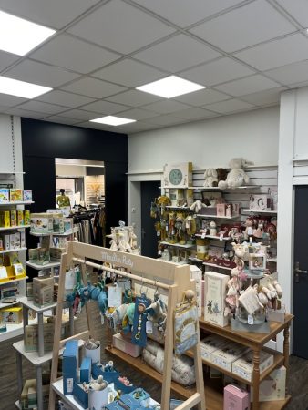 Localisation
Cette boutique est située en plein centre de la ville de Cours (4 400 habitants, dans le Rhône à 1h20 de Lyon et 30 minutes de Roanne) et à proximité immédiate de tous les autres commerces locaux tels : boulangerie, salons de beauté, restaurants, bars, fleuriste, etc …

La commune de Cours se situe au coeur d’une zone de chalandise d’environ 15 000 habitants dans un rayon de 10 minutes et a la particularité d’avoir plus de 2 000 emplois salariés sur son territoire, gage de fréquentation du centre ville.

Plus d’infos sur le Site internet de la commune

Contexte
La boutique a été créée par la gérante actuelle en 2008 avec d’importants travaux de réaménagements faits à l’époque. En 2020 de nouveaux travaux de modernisation, pour un montant de 25 000€, ont été réalisés. Les locaux sont donc modernes et dans un excellent état général.

Propriétaire d’un autre commerce située à 30 minutes et à l’approche de la retraite, la gérante souhaite transmettre cette affaire qui fonctionne bien pour se recentrer sur son autre lieu d’activité.

Cette boutique est la seule de ce type sur la commune de Cours.

“L’idée en plus “
Le développement d’une gamme de vêtements hommes est demandée par la clientèle car absent localement et peut amener une hausse de fréquentation et du chiffre d’affaires sans investissement particulier.