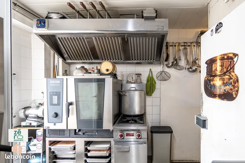 Boucherie, charcuterie, fonds de commerce, traiteur 50 m² La Tranche-sur-Mer À vendre : Fonds de commerce de Boucherie Charcuterie Traiteur Rôtisserie situé en plein cœur de La Tranche-sur-Mer, station balnéaire très recherchée du littoral vendéen. Emplacement stratégique : Emplacement numéro 1 au centre-ville de La Tranche-sur-Mer, commune dynamique et attractive, À proximité immédiate des plages, du marché, des parkings et des commerces de proximité, Clientèle locale fidèle toute l'année et afflux massif de vacanciers en période estivale, Zone piétonne et passage incontournable garantissant une forte visibilité. Un commerce réputé et rentable : Affaire exploitée depuis plus de 15 ans, avec une activité rentable et régulière depuis de nombreuses années ; Boutique équipée avec matériel professionnel complet, surface de vente fonctionnelle ; Cuisine professionnelle, laboratoire, deux chambres froides, espace rôtisserie.
Logement de fonction inclus : À l'étage, un logement indépendant composé de : 2 chambres ; 1 cuisine ; 2 salles d'eau ; 1 bureau - Un atout rare permettant de concilier travail et vie de famille sur place. Atouts financiers : Loyer abordable et attractif ; Possibilité d'acquérir les murs commerciaux en complément du fonds de commerce. Opportunité idéale : Cette boucherie-charcuterie-traiteur-rôtisserie bénéficie d'une réputation solide, d'une clientèle fidèle et d'un potentiel de croissance important, notamment grâce au tourisme et aux nombreuses animations de La Tranche-sur-Me.r