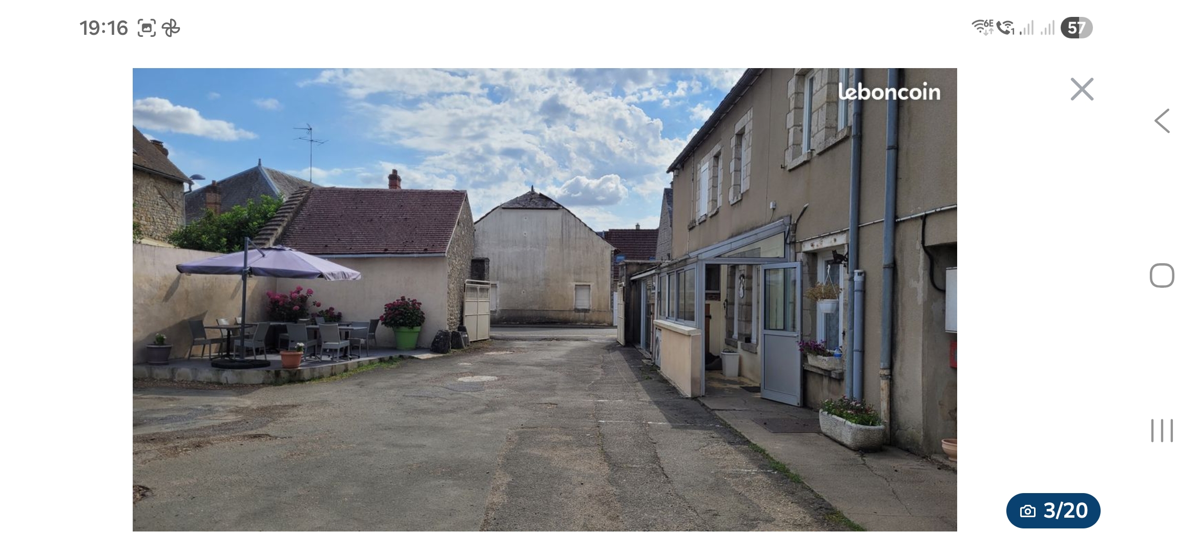 A vendre commerce multi activités 
Bar, tabac, restaurant, française des jeux, relais poste qui se situe entre Chartres et Orléans sur un axe principale d'un village d'environ 500 habitants.
Au RDC: une salle de restaurant et de bar climatisé accueillant une trentaine de personnes assises.
Une cuisine professionnelle plus une réserve et chambre froide.
2 toilettes
Espace laverie et chaufferie
Terrasse extérieur.
A l'étage: logement de fonction composé d'une vaste chambre de 17m²et une salle de bain et toilette accessible depuis celle-ci.
Diverses chambres (ancien hôtel) 5 petites d'environ 8m², une salle de bain et toilette séparé.
1 chambre salle de bain toilette 13m².
Parking privé, jardin, le tout clôturé.
Une grange et garage de 100m²
Tenue depuis 15 ans, pas de salariés, ouvert du lundi au vendredi 7h00 /14h00 et 17h00 /20h00 
Gros potentiel de développement 
Chauffage fioul récent, consommation annuelle 3000Litres
Loyer 1400ttc mensuel
Prix du fond: 69000€
Prix des murs: 225000€
Agence s'abstenir ainsi que les curieux