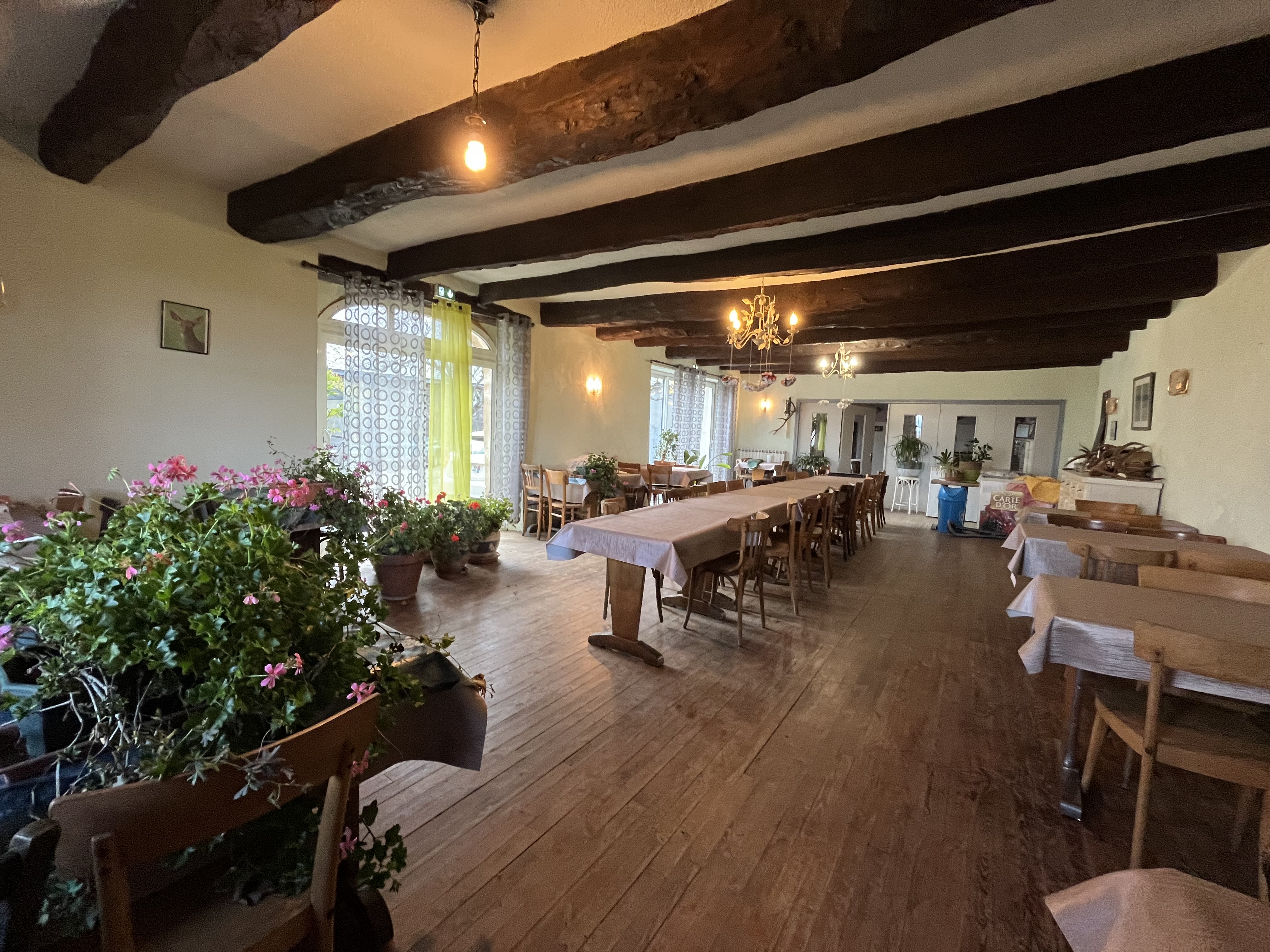 Etablissement situé dans le hameau de Salgues sur la commune de Condom d’Aubrac.
Il se situe  au bord de la route départementale 987: départementale très fréquentée en toute saison. 
Culminant à 850m d'altitude située au sein du Parc Naturel Régional de l'Aubrac à 12km de village Aubrac, 20km de Laguiole et à proximité de la vallée du lot. 
Actuellement cet établissement est notre deuxième activité  il est ouvert en fonction de notre planning. 
Nous recherchons un repreneur afin de pouvoir offrir à la population un lieu de convivialité. Fort potentiel à développer
Ensemble immobilier organisé autour de 3 bâtiments :
Bâtiments principal avec Licence IV : 
- Bar de 50m2
-  Une salle de restaurant de 70m2 pouvant accueillir 90 personnes
-  Une cuisine de 30m2 
- Un wc
A l'étage, un appartement de 85m2
- Salon
- 3 chambres de grands volumes
- Dressing
- Bureau 
- Un grenier de 70m2 pouvant offrir un autre potentiel.
Bâtiment secondaire : Ancien hôtel transformé en gîte.Tout le rez de chaussée faisant office de pièces annexes ( atelier, cellier...).
Le gîte de 85m2 est à l'étage, il est en très bon état et a été récemment rénové. Il offre à la clientèle une cuisine toute équipée ouverte sur le salon avec vue panoramique ; une terrasse pour profiter de l'extérieur
- 3 chambres
-  salle d'eau 
-  wc
- Terrasse
Il est parfaitement bien équipé, la décoration est soignée et chaleureuse.
Le Garage 
Au dessus du garage un petit logement de 22m2 : 
une chambre avec salle d'eau
- une cuisine
wc.
Ces logements sont loué sans aucune difficulté.
Les bâtiments forment une cour intérieure et la propriété dispose d'un très beau terrain avec vue panoramique à l'arrière du gîte ainsi qu'un terrain de pétanque.
L'ensemble de la propriété est chauffé grâce à une pompe à chaleur.
Dernièrement 24 panneaux photovoltaïques ont été installés (sur la toiture du gite) visant l'autoconsommation électrique.
Tous les projets sont les bienvenus! Contactez nous pour plus d'information.