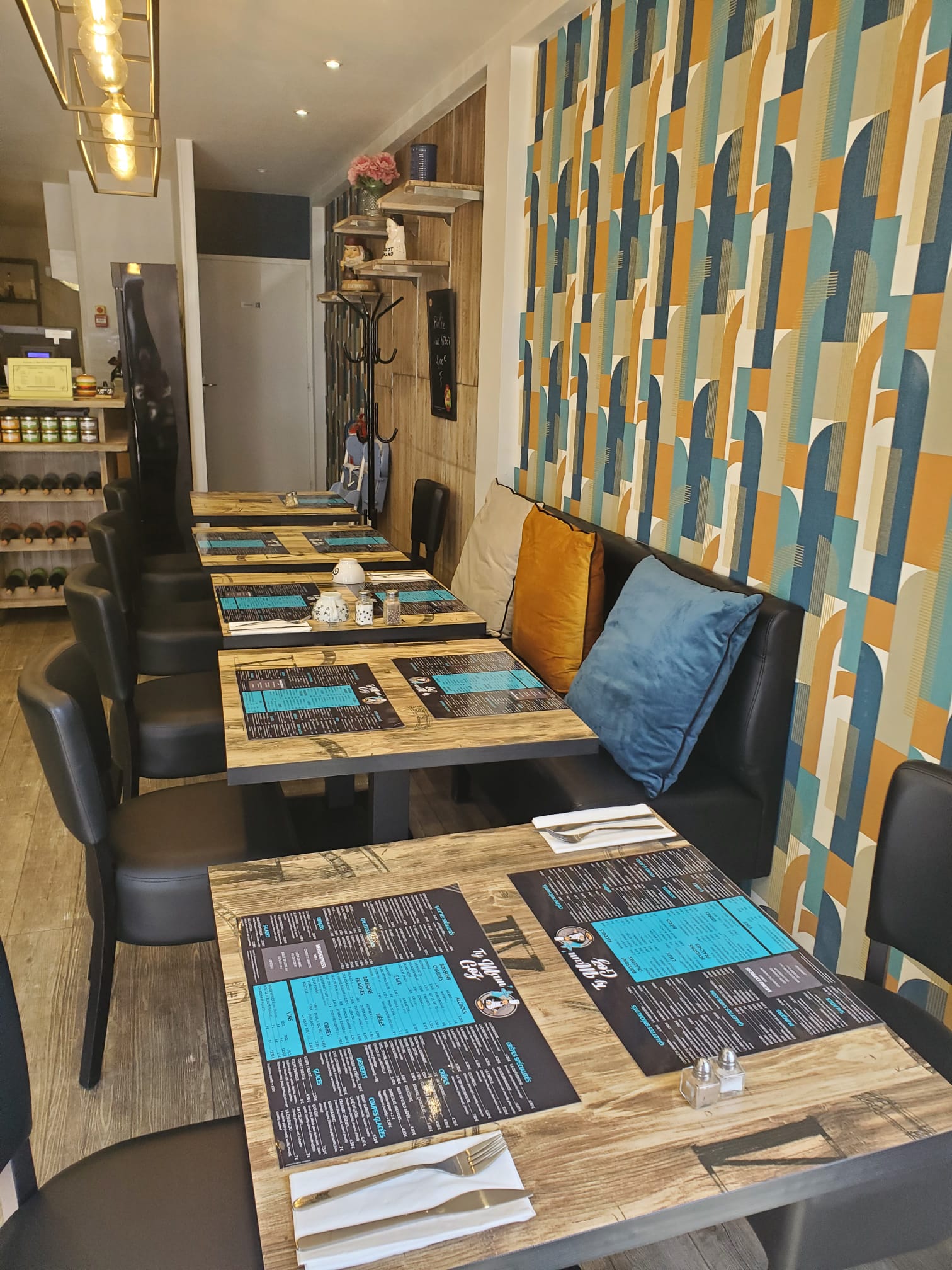 Crêperie à vendre

Proximité de Lorient et quelques minutes de la côte. 24 couverts + vente à emporter 
Axe principal, salle et mobilier récents, pas de salarié, idéal première affaire.