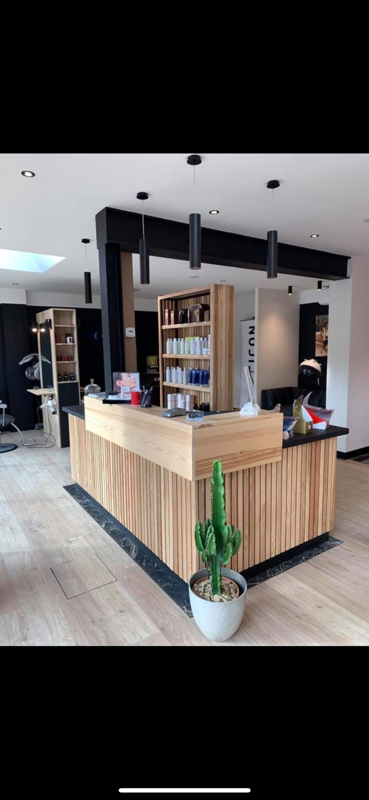 À saisir pour cause de départ en retraite. Salon de coiffure mixte créé il y a 37 ans, bénéficiant d’une clientèle fidèle et régulière, situé au cœur d’un bourg dynamique et commerçant de Houdain, avec plusieurs commerces à proximité et un parking pratique pour la clientèle.

Entièrement rénové récemment, le salon est prêt à l’emploi, sans travaux à prévoir. Il dispose d’une belle surface de 100 m² offrant de nombreuses possibilités :
	•	Rez-de-chaussée : espace coiffure lumineux, bien agencé et équipé de matériel de qualité, dont 3 bacs massants pour le confort des clients, ainsi qu’une climatisation pour un cadre de travail agréable en toutes saisons.
	•	Étage : coin repos avec cuisine privée, et un espace supplémentaire pouvant être aménagé en cabine de soins esthétiques ou services complémentaires (beauté, bien-être, etc.).

Les produits utilisés sont ceux de la marque ICON Products, reconnue pour ses ingrédients d’origine naturelle, et écologiques et très appréciée par la clientèle, attachée à cette marque haut de gamme et respectueuse de l’environnement.

Ce salon, déjà bien implanté, offre un potentiel de développement considérable grâce à sa surface généreuse et aux possibilités d’élargir les prestations proposées.

Idéal pour un(e) professionnel(le) souhaitant reprendre une activité clé en main, solide, rentable et évolutive.

Prix 80.000€ avec stock
Loyer: 1.200€ mensuel. 

📍 Localisation : Houdain (Pas-de-Calais)
📐 Surface : 100 m² (hors étage)
✅ Clientèle fidèle + fort potentiel de croissance
🚗 Parking à disposition
✨ Salon rénové et immédiatement opérationnel