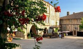 AU COEUR D’UNE BASTIDE DE 900 HABITANTS, à moins de 20 kms d’Agen, cédons notre MULTIPLE RURAL - BAR, RESTAURANT, TABAC, EPICERIE, FDJ, GAZ.
Un emplacement idéal dans l’épi centre de la bastide, bénéficiant d'une très belle visibilité, avec grande terrasse couverte sous arcades, stationnement gratuit devant et aux alentours. Aucun travaux à prévoir, tout a été rénové il y a 4 ans.
En activité depuis plusieurs années, nous cédons notre commerce composé 
* d’un bar (licence 4), 
* une salle de restaurant entièrement rénovée pouvant accueillir 30 personnes environ – note de 4.9 sur les réseaux – 80 m2 (avec le bar)
* une cuisine aux normes très bien équipée (matériels récents et en parfait état) – 20 m2
* une très grande terrasse extérieure couverte sous les arcades (jusqu’à 50 places)
* une épicerie de proximité et de produits locaux – 80 m2 + réserve 15 m2
* FDJ
* Tabac
LES HORAIRES ; ouvert du mardi au samedi 8h00 à 19h00 - restaurant service uniquement le midi

Le chiffre d’affaires est à 300 k€, à 60 % sur la partie bar, restaurant, jeux, tabac. Avec un réel potentiel de développement avec la mise en place d’une offre plus dynamique tout au long de l’année et d’avril à septembre avec les touristes de passage – exemple, ouverture restaurant les jeudi, vendredi et samedi soir – autre possibilité ouverture bar et épicerie le dimanche matin…
Dans le village, mini-crèche, école maternelle et primaire, piscine, restaurant 1* au Michelin, notaire, cabinet médical, infirmières, kiné… . 
Le collège, lycée, universités, écoles de commerce sont à moins de 15 minutes…
Toute la vie d’une ville, Agen est à proximité à partir de 10 minutes en voiture pour accéder à tous les services.
Convient parfaitement à un couple, si vous êtes ou souhaitez être dans l’univers de la restauration, c’est pour vous, avec des envies, des projets et l’envie d’être de s’épanouir dans un cadre de verdure et d’histoire
Vente du fonds de commerce avec tous les équipements et mobiliers, ainsi que des murs pour l’exploitation du fonds de commerce (pas de logement inclus) :  195 k€
Possibilité d’accompagnement du repreneur par la CMA47 – reste à charge par le repreneur à zéro €uro