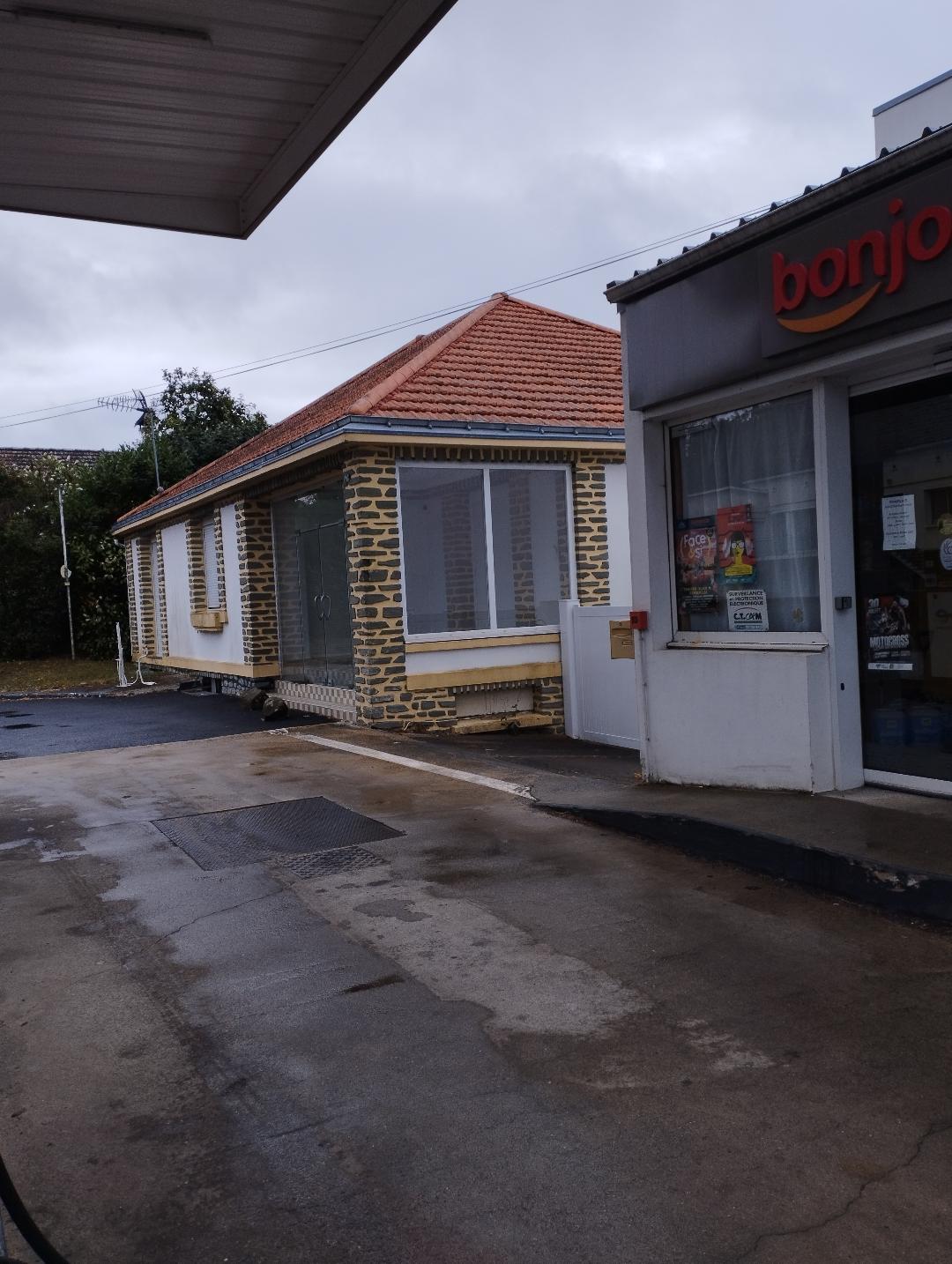 Station service Total Énergies – Lavage auto -Laverie automatique interne à la boutique – cave, colis et divers produits comme dépannage tabac, produits automobiles, gaz etc...
Affaire créée depuis 50 ans et reprise il y a  plus de 13 ans.
Possibilité de développer d'autres activités

Est située en Vendée à 10 kms du chef lieu du département  sur l'axe Angers/ les sables d’Olonne

Boutique 60 m2 Réserve 50 m2

Affaire très bien entretenue et sécurisée

Sortie de ville Axe principal

Petite ville très agréable et dynamique de 5 500 habitants

Excellente clientèle

Fermée les dimanches et jours fériés.

Matériel en parfait état et complet et tous les contrôles nécessaires à la reprise ont été effectués

Très bonne affaire saine et rentable.

CA : 1 100 000€



Prix du fonds de commerce 100 000€ sans le stock ( apport personnel minimum pour le fonds de commerce 70000€) pas sérieux s'abstenir ;  bail 3 6 9 commercial. Loyer 800€ mois.


Possibilité achat murs. 250 000€ avec logement et 2 locatifs ( loyers des deux locatifs: 750€)

L’ensemble  fonds de commerce et immobilier : 350 000 euros.

Affaire idéale pour couple. A Saisir rapidement

l'immobilier comprend: 3 logements (2 ou trois locatifs (au choix) et le local commercial 60 m2 et réserve 50M2 avec un sous sol sur un terrain de 1334M2.
Loyer minimum pour les bâtiments 2200€
