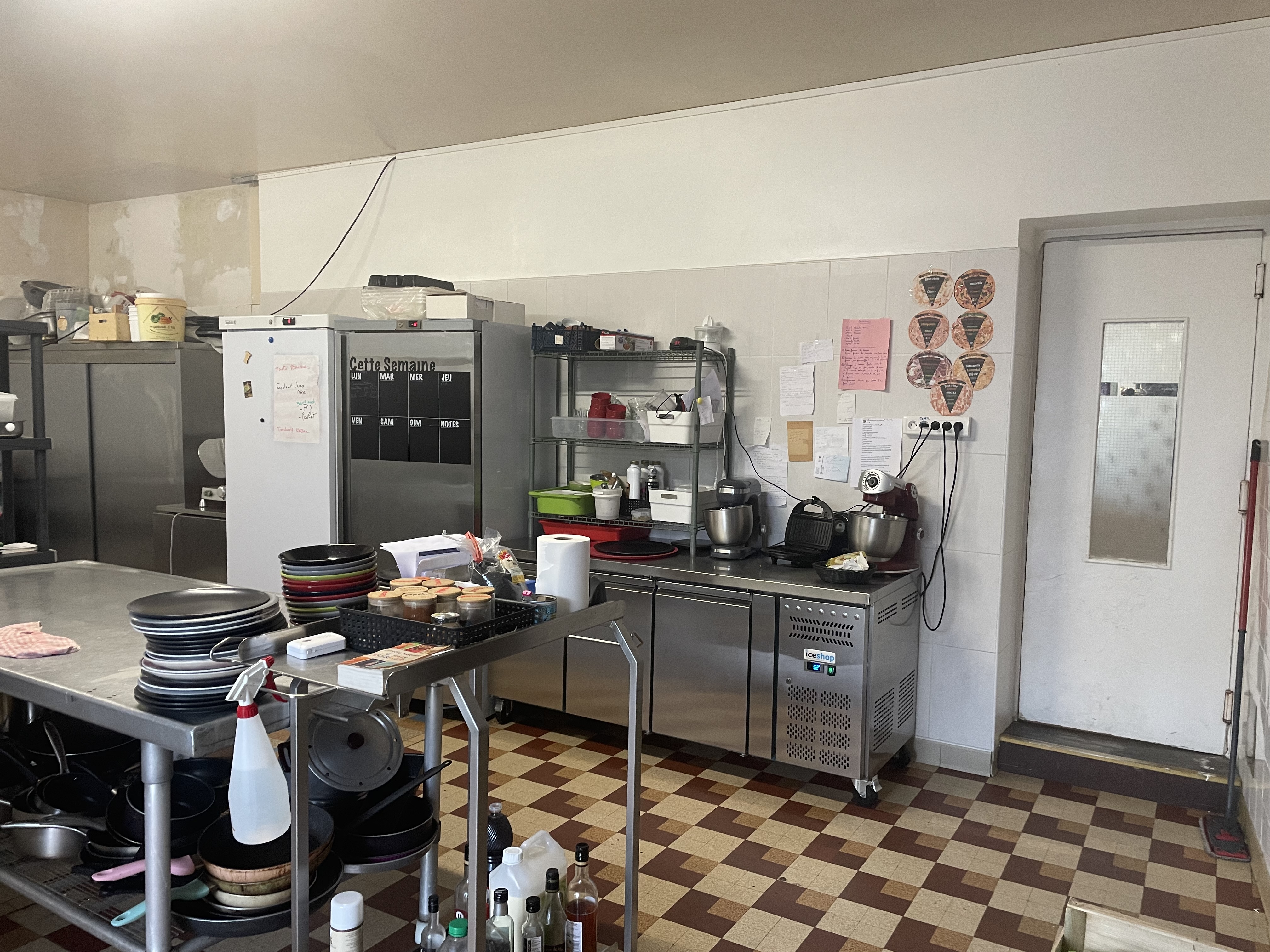 Bar-Restaurant avec logement de fonction - Villiers-au-Bouin (37330) - 30min de Tours & 1h d'Angers et 50min du Mans.

Situé au cœur d’un village du nord Touraine, ce bar-restaurant bénéficie d’un excellent emplacement sans concurrence directe.

L’établissement se compose de :

• Une spacieuse salle de restauration d’environ 100 m2, avec deux nouveaux buffets frigorifiques. 
• Une cuisine fonctionnelle de 43 m2, récemment équipée de matériel professionnel de qualité.

L’activité actuelle atteint environ 50 couverts par jour, pour un chiffre d’affaires 2024 de 289 498 € (bilan effectué).

Idéalement situé sur l’axe La Flèche / Tours – Angers / Tours, le restaurant fait partie du réseau “Les Relais Routiers”, gage de fréquentation régulière et d’une clientèle fidèle de passage comme locale. Parking poids lourd à 180 mètres. 

L’espace bar, avec jeux FDJ et PMU, vient compléter l’offre et renforcer l’attractivité du lieu. Rénové il y a moins d’un an,

Clé en main, avec logement de fonction sur place. 5 chambres, un salon, un cellier, une salle de bain WC et un  grand jardin avec dépendance et garage couvert. Et des combles aménageables.

Cession de bail – Loyer annuel : 10 788 €