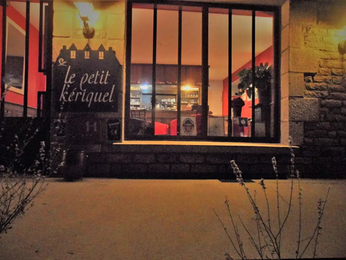 À la suite de notre départ en retraite, nous souhaitons cesser notre activité et permettre la reprise de notre établissement.
Nous vendons notre établissement encore en activité et sa clientèle (hôtel-restaurant), murs et fond.
La vente inclut le matériel du commerce avec sa licence 4 .
Aucun gros travaux n'est à prévoir.
Fond de commerce 50 000€
Murs indissociables 250 000€
Notre établissement est aux normes (dernière visite de sécurité avril 24) et dispose d’une superficie totale de 600m 2 .
Le bien jouit de 7 chambres bénéficiant de leur propre salle de bain et toilette (partie hôtel), d’un appartement de trois chambres (partie privée).
Cet hôtel était classé 3 étoiles jusqu’en 2024, nous n’avons pas souhaité renouveler le classement pour laisser au repreneur le libre choix de la continuité.
Le restaurant possède une capacité de 70 couverts modulables en 4 salles,d’une cuisine et d’un bar licence 4.
Nous incluons aussi dans le prix, un permis de construire en cours de validité et des plans établis par un architecte, permettant de transformer l’hôtel en appartements pour de la location si les repreneurs ne souhaitent pas continuer l’exploitation en hôtel. (possibilité aussi de faire 5 chambres d’hôtes et de dissocier la partie nuit et la partie restaurant) 
Situé dans le Morbihan, au croisement de Rennes (45 minutes) et Vannes (30 minutes) dans
Une commune dynamique disposant des magasins de proximités (Bar-tabac, boulangerie, supermarché, etc.) ainsi que de services (maison médicalisée, poste, pharmacie, etc.).
Carnet d’adresses et potentiel commercial important.
Prix : 300 000€ (possibilité de négociation).
Contact par mail contact@lepetitkeriquel.com pour prise de rendez-vous et renseignements