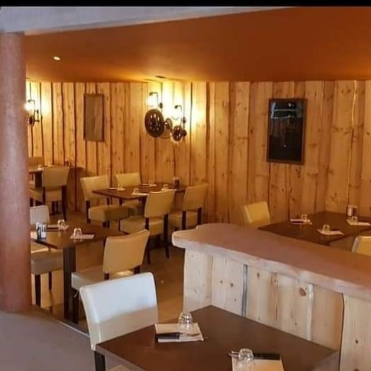 Dans un cadre idyllique , très beau restaurant entièrement rénové par nos soins .
Se composant de 2 salles de restaurant , 2 cuisines d'une très belle et grande terrasse avec piscine creusée et chauffée , complètement clos et arborée  , un grand appartement ( également refait à neuf par nos soins )  au dessus du restaurant comprenant 3  chambres , cuisine ouverte et fonctionnelle sur un grand séjour .
Un espace bureau .
Licence 4 , four à pizzas à bois .

Ce lieu plein de potentiel recherche ses nouveaux propriétaires .

L' intérieur au charme cosy accueille 100 couverts ( voir plus selon la disposition ) 
La magnifique terrasse à l'ambiance de vacances peut accueillir plus de 150 couverts , idéal pour le développement de l'évènementiel .
