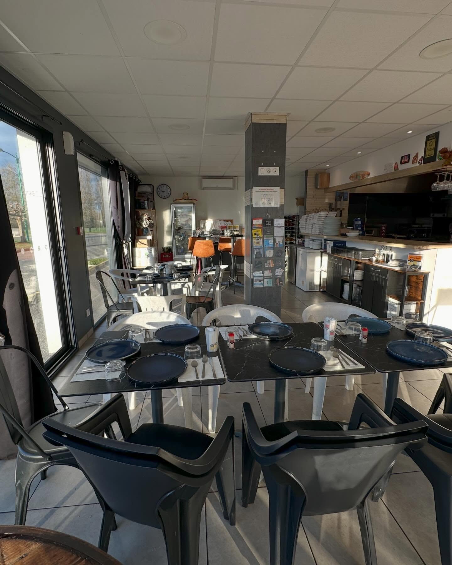 Bar Brasserie situé dans le village dynamique d'Artigueloutan (64), parmi d'autres commerces, face au stade, sur un axe de passage, avec un grand parking et le soutien de la municipalité