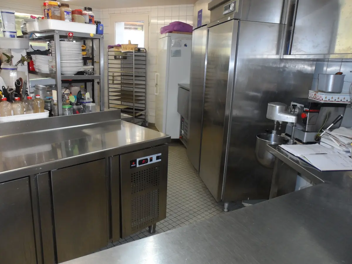 À la suite de notre départ en retraite, nous souhaitons cesser notre activité et permettre la reprise de notre établissement.
Nous vendons notre établissement encore en activité et sa clientèle (hôtel-restaurant), murs et fond.
La vente inclut le matériel du commerce avec sa licence 4 .
Aucun gros travaux n'est à prévoir.
Fond de commerce 50 000€
Murs indissociables 250 000€
Notre établissement est aux normes (dernière visite de sécurité avril 24) et dispose d’une superficie totale de 600m 2 .
Le bien jouit de 7 chambres bénéficiant de leur propre salle de bain et toilette (partie hôtel), d’un appartement de trois chambres (partie privée).
Cet hôtel était classé 3 étoiles jusqu’en 2024, nous n’avons pas souhaité renouveler le classement pour laisser au repreneur le libre choix de la continuité.
Le restaurant possède une capacité de 70 couverts modulables en 4 salles,d’une cuisine et d’un bar licence 4.
Nous incluons aussi dans le prix, un permis de construire en cours de validité et des plans établis par un architecte, permettant de transformer l’hôtel en appartements pour de la location si les repreneurs ne souhaitent pas continuer l’exploitation en hôtel. (possibilité aussi de faire 5 chambres d’hôtes et de dissocier la partie nuit et la partie restaurant) 
Situé dans le Morbihan, au croisement de Rennes (45 minutes) et Vannes (30 minutes) dans
Une commune dynamique disposant des magasins de proximités (Bar-tabac, boulangerie, supermarché, etc.) ainsi que de services (maison médicalisée, poste, pharmacie, etc.).
Carnet d’adresses et potentiel commercial important.
Prix : 300 000€ (possibilité de négociation).
Contact par mail contact@lepetitkeriquel.com pour prise de rendez-vous et renseignements