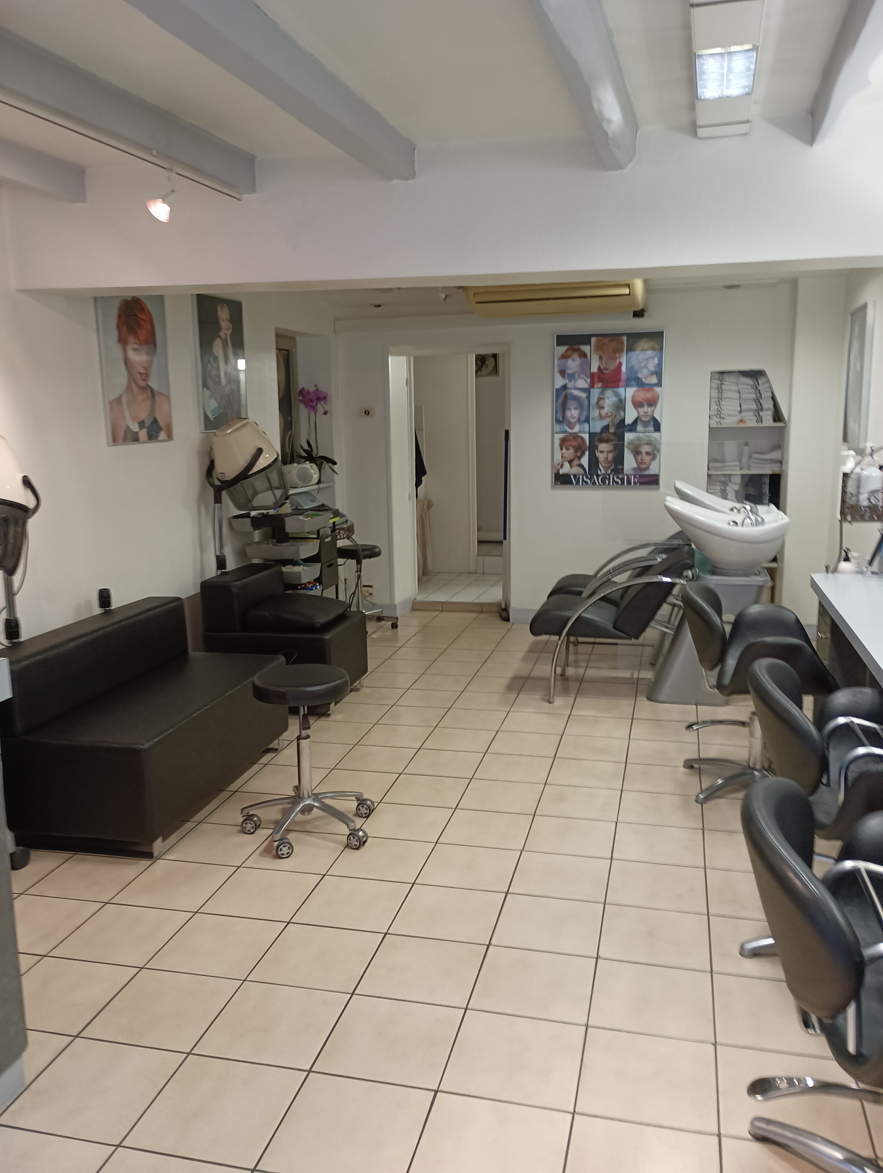 A saisir !

Fonds de commerce -salon de coiffure

Situé en vallée de la Dordogne, territoire touristique et économique d’envergure du nord du Lot en Occitanie. Sur la commune de Bretenoux, pôle économique central du territoire, Commune dynamique avec une zone de chalandise d’environ 11000 habitants (10 min en voiture)

Après 45 années de présence dans le même local (apprentissage, salariée et chef d'entreprise). Voilà le moment de prendre la retraite (je pense avoir tous les trimestres). Je vends mon salon de coiffure mixte situé dans le Lot à Bretenoux 46130. J'ai une salariée depuis 10 ans en CDI à 32 heures /semaine. Bon emplacement entouré de nombreux commerces et face à une future résidence sénioriale de 18 logements. A noter l'entreprise Andros qui se trouve à 2km. 


Autres commerces à proximité : fleuriste, boulangerie, pharmacie, cave à vin, épicerie, librairie papeterie, ... 

Le salon est composé - 3 postes de coiffure - 2 postes de lavage - 2 fauteuils d'attente - un WC - une réserve Tout le mobilier et les meubles ont 10 ans et l'électroménager est récent. Une clientèle régulière et fidèle est installée.
Le salon utilise les produits l'Oréal.

Montant du loyer 447,53€.
Montant demandé 29000€, fourchette de la Cellule d'Évaluation de la Chambre de Métiers et de l'Artisanat concernant le prix de revente : entre 30000€ et 40000€.  

Pour plus de renseignements n'hésitez pas à me contacter par mail ou par téléphone.

Je peux vous joindre par mail un document comprenant : photos, le diagnostic de la CMA, les trois derniers bilans et le contrat bail location.